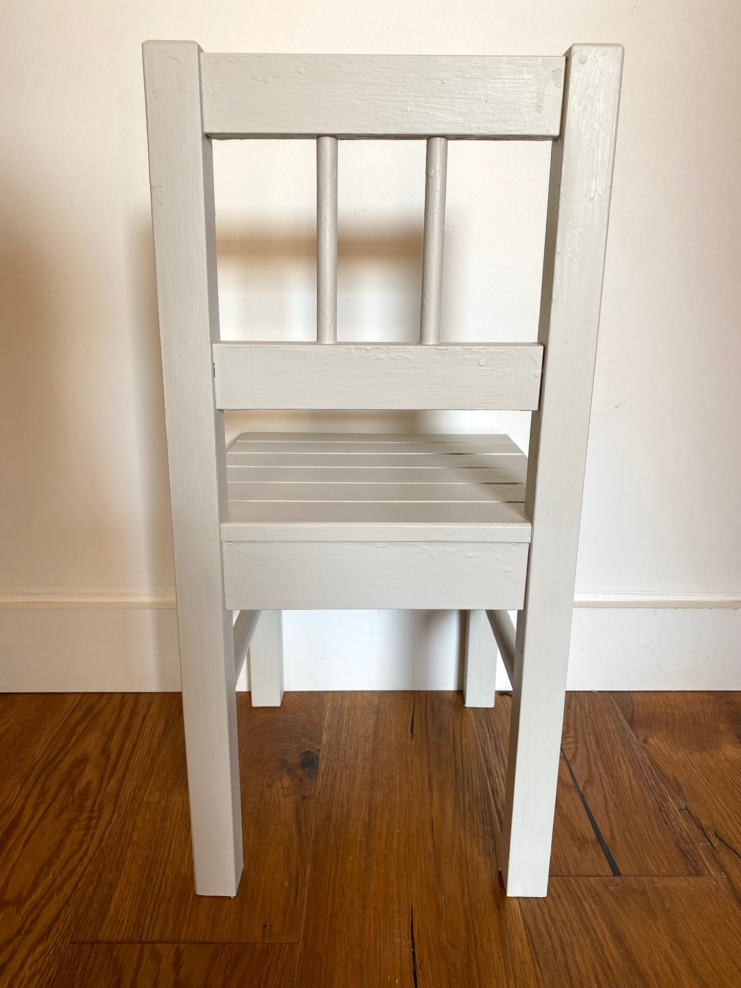 Chaise pour enfant en bois ancien peint en blanc verdi