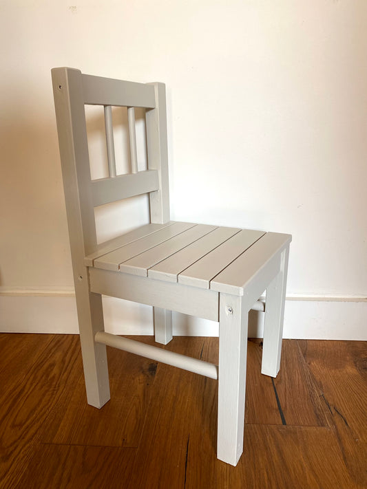 Chaise pour enfant en bois ancien peint en blanc verdi