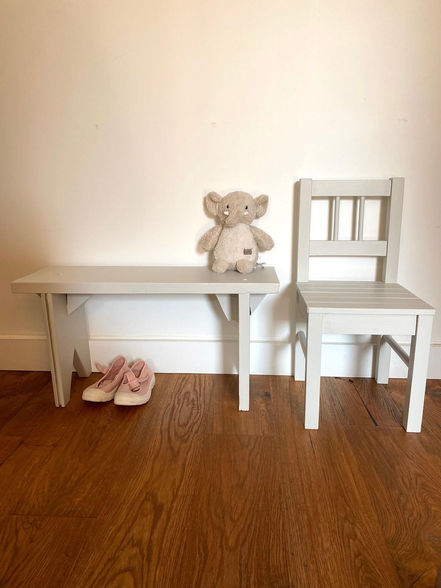 Chaise pour enfant en bois ancien peint en blanc verdi