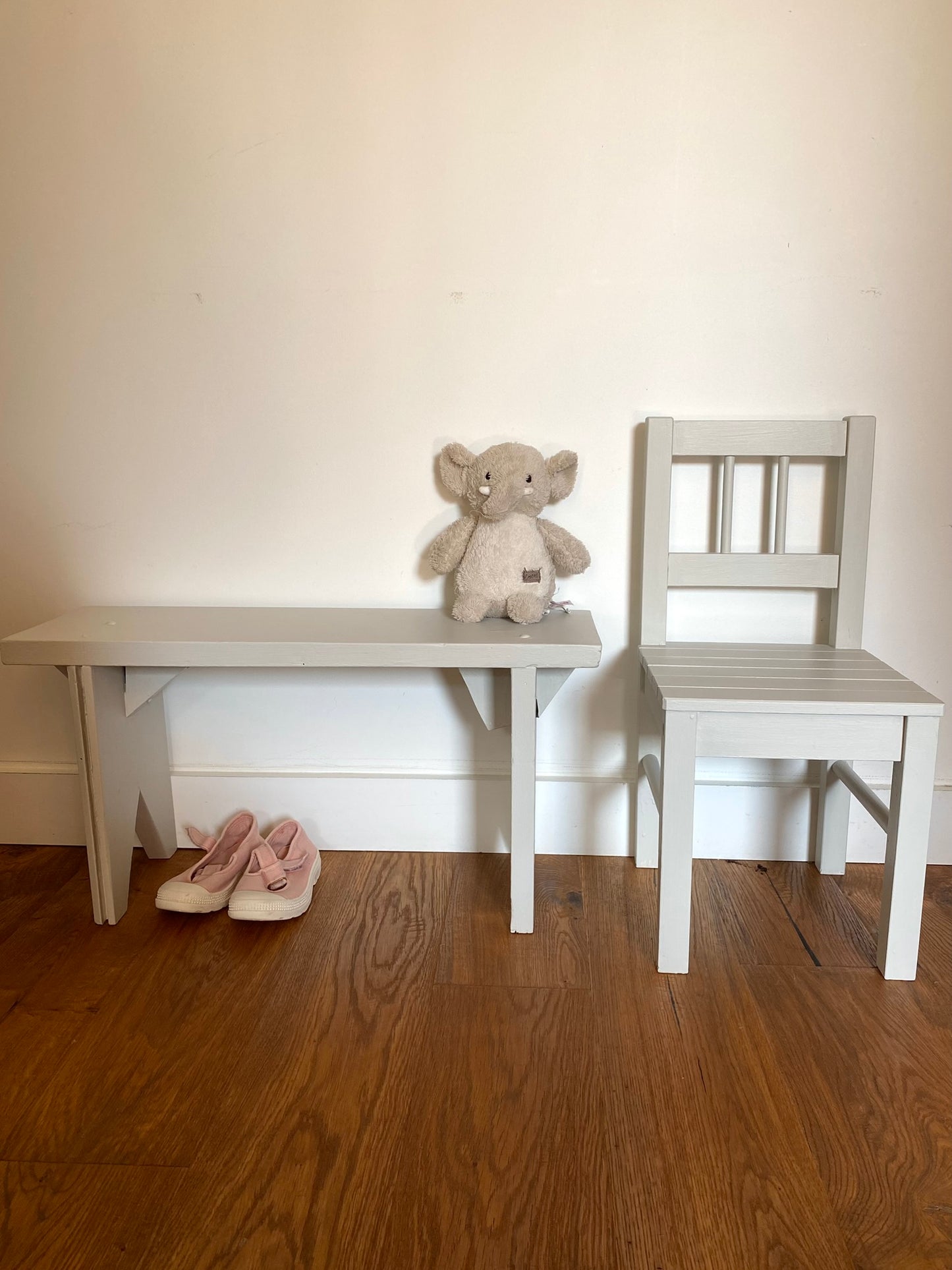 Banc rustique pour enfant en bois ancien peint en blanc verdi