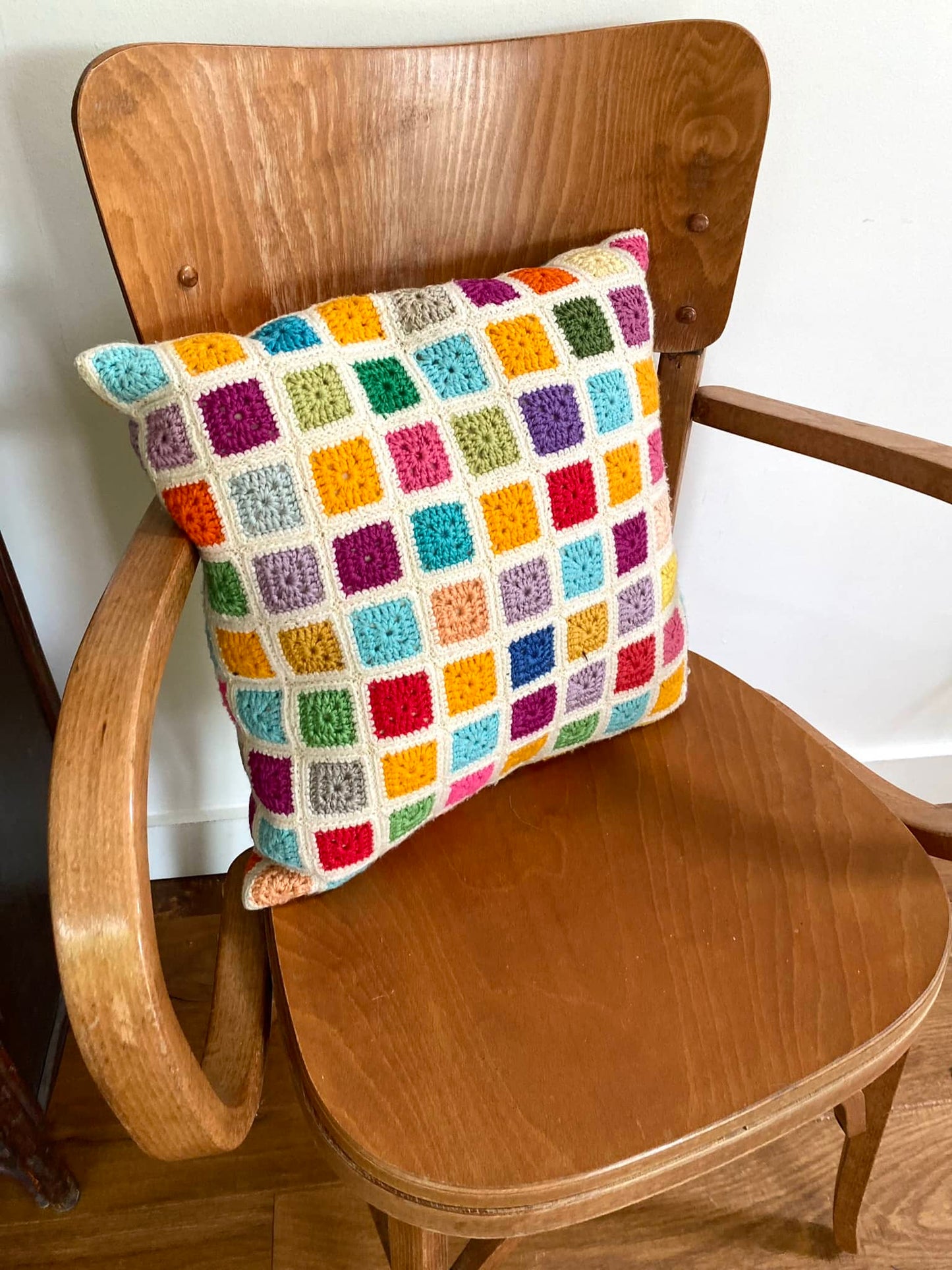 Coussin carré en crochet vintage granny square