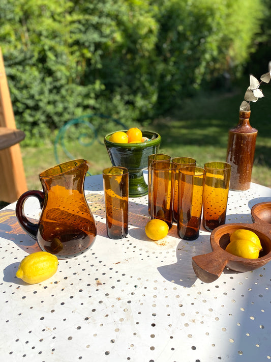 Service à orangeade en verre ambré