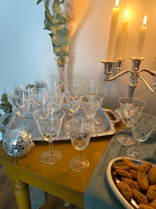 Service de verres anciens à pied en verre ciselé