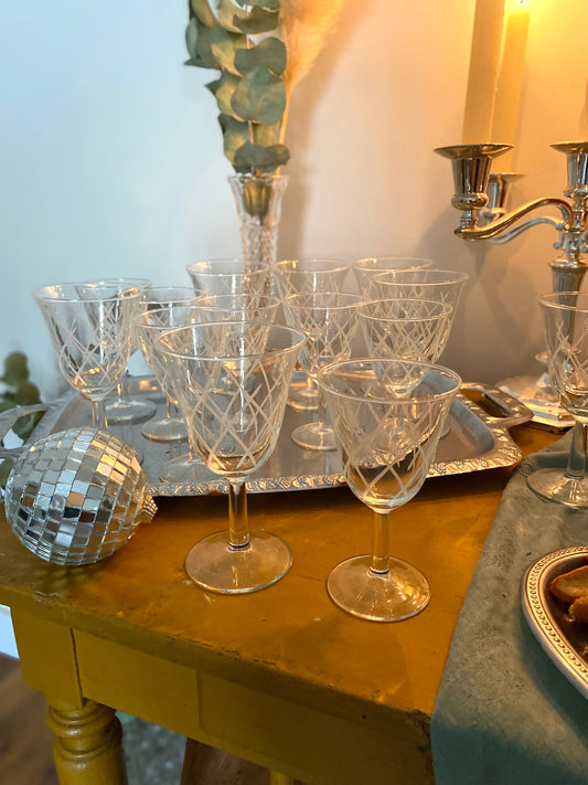 Service de verres anciens à pied en verre ciselé