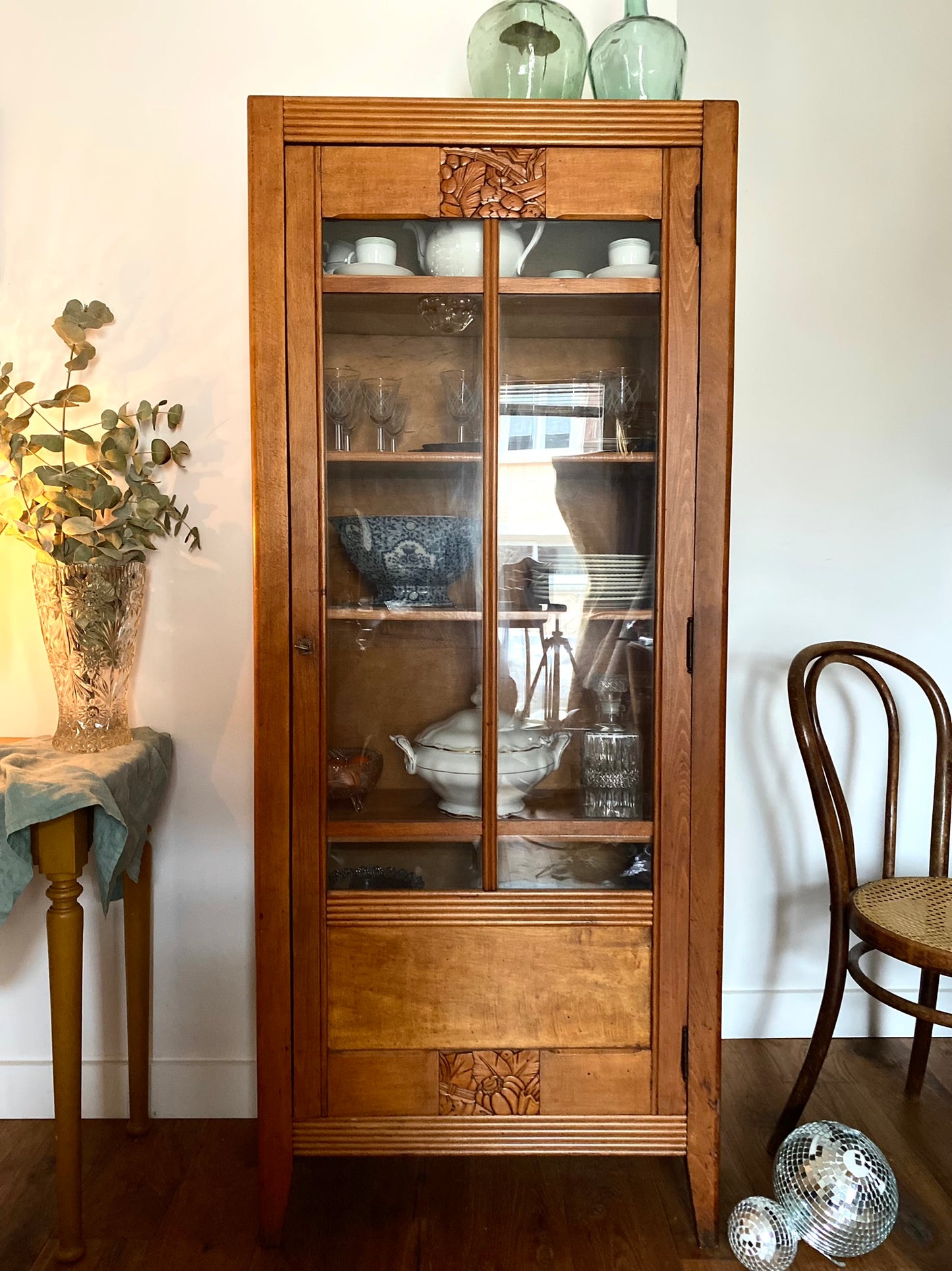 Armoire vitrine parisienne Art Deco en bois ancien