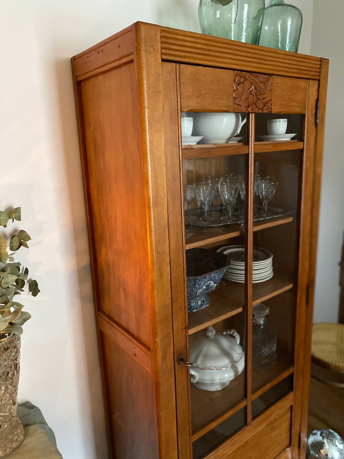 Armoire vitrine parisienne Art Deco en bois ancien