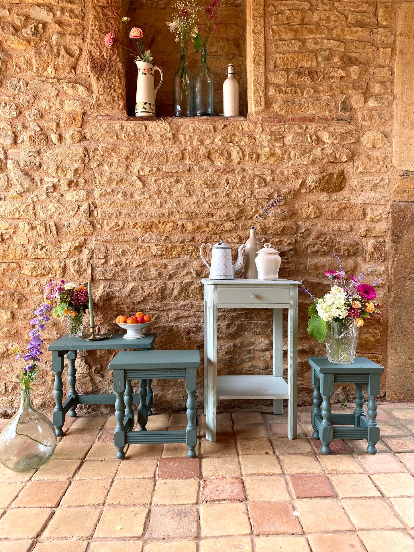 Trio de tables cigogne en chêne ancien rénové