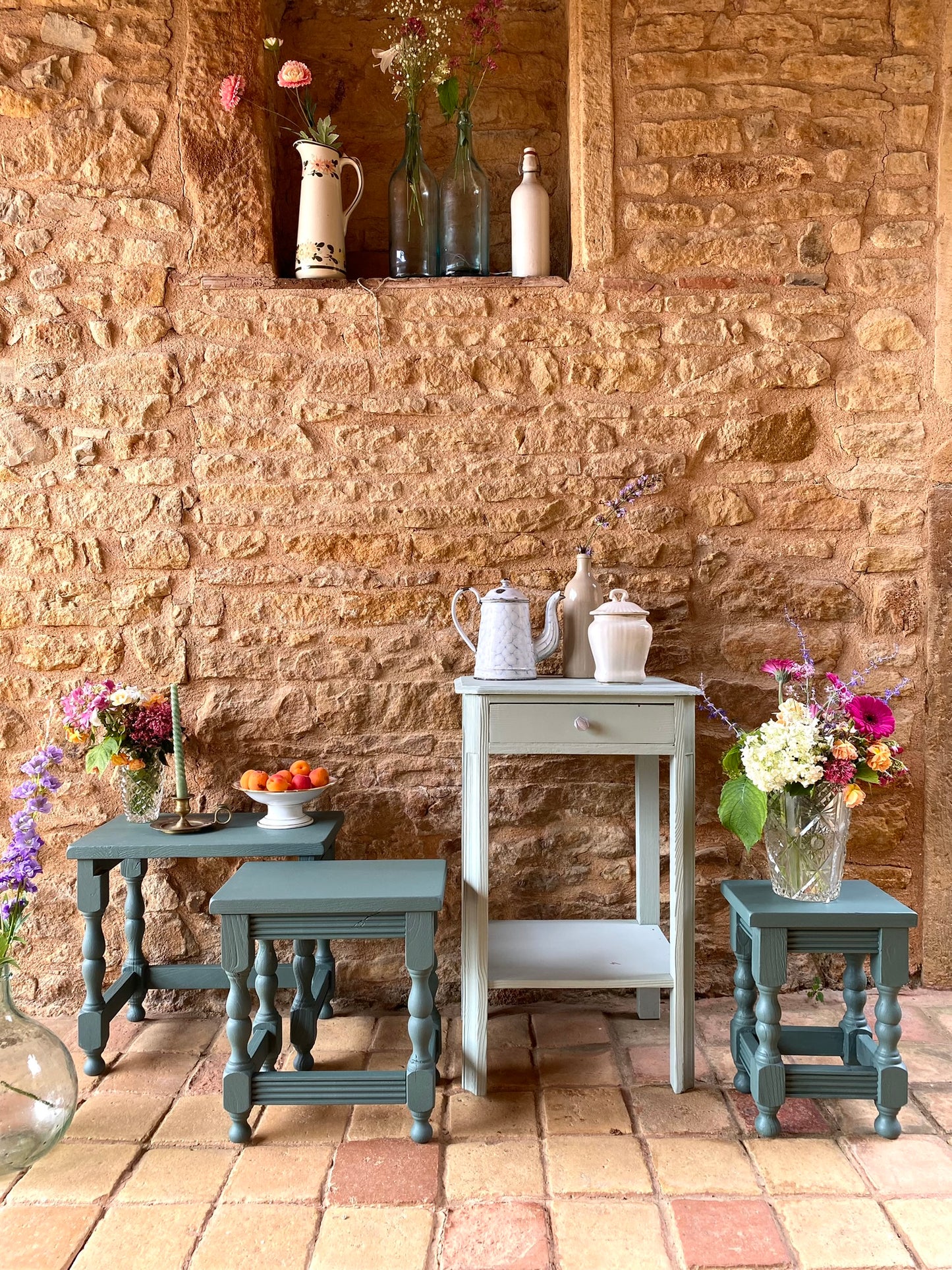 Trio de tables cigogne en chêne ancien rénové