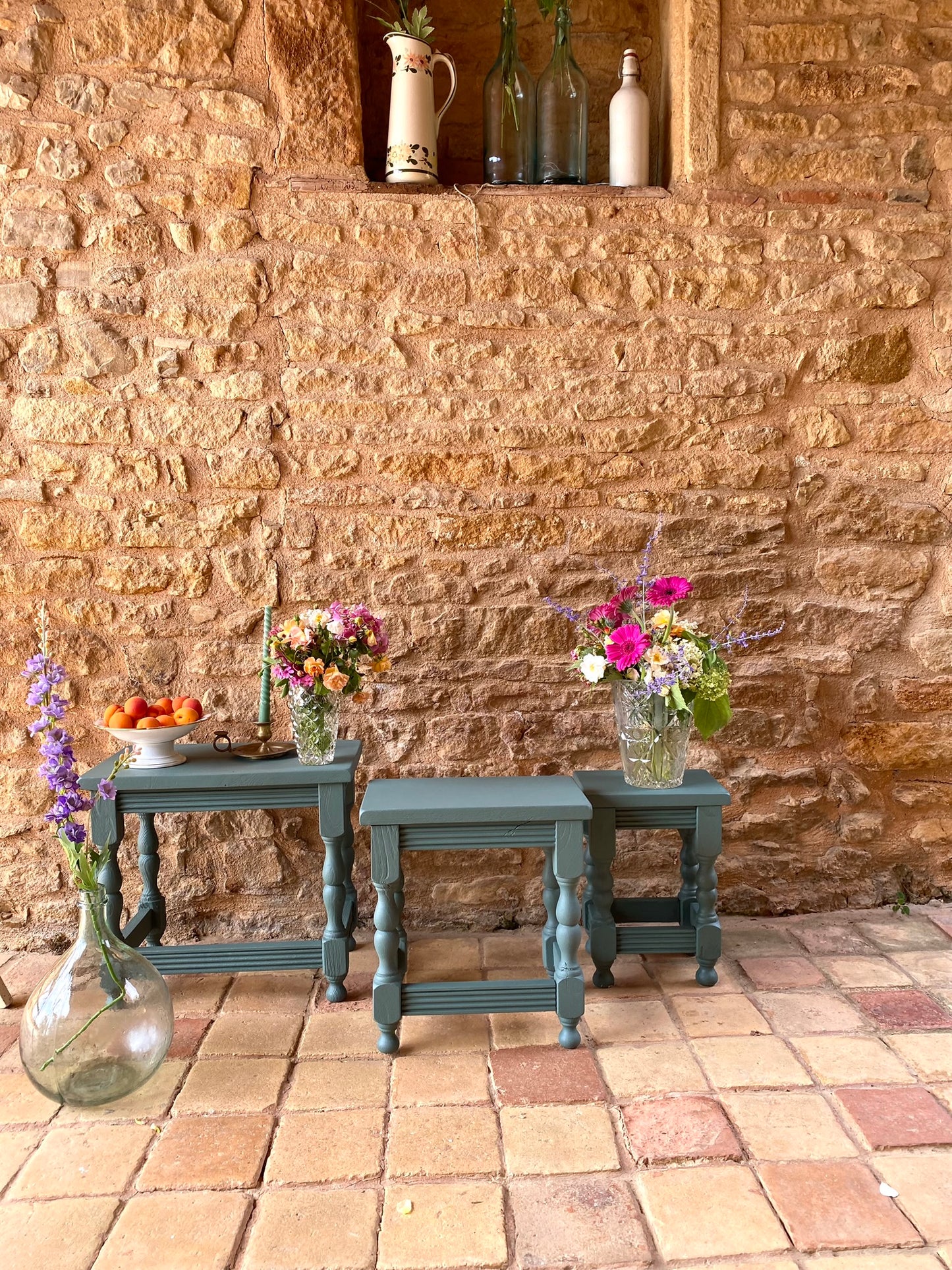 Trio de tables cigogne en chêne ancien rénové