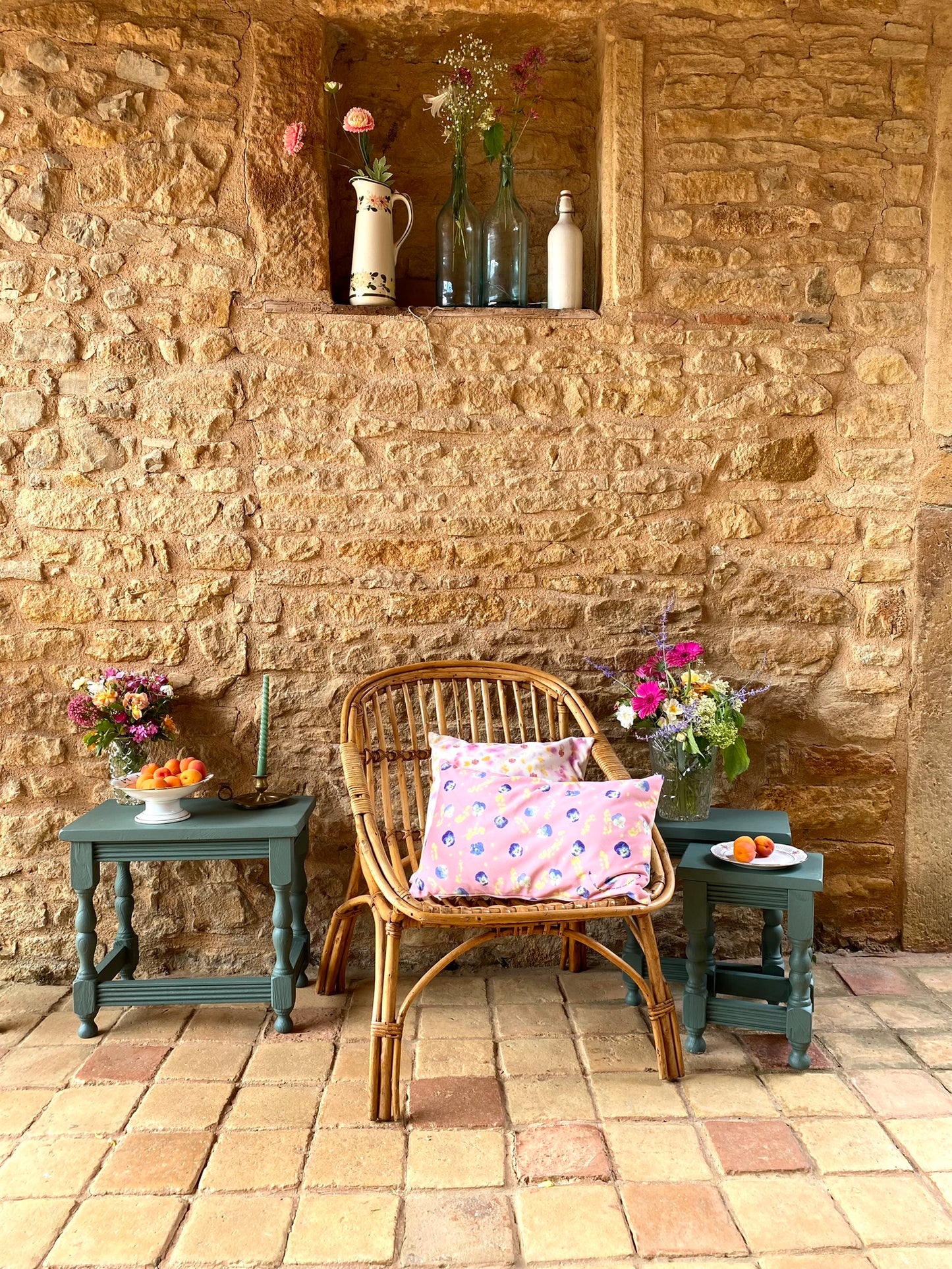 Trio de tables cigogne en chêne ancien rénové