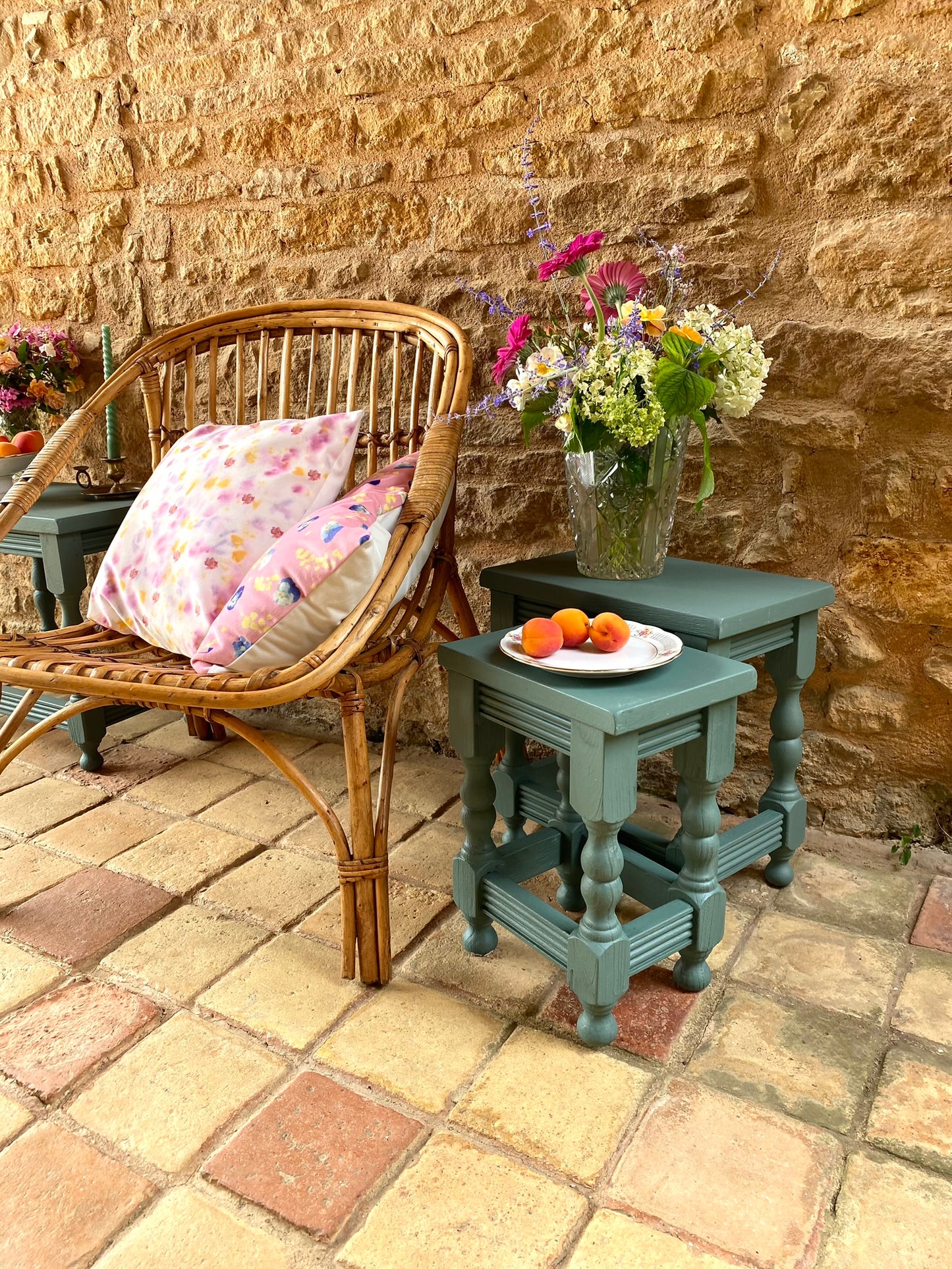 Trio de tables cigogne en chêne ancien rénové