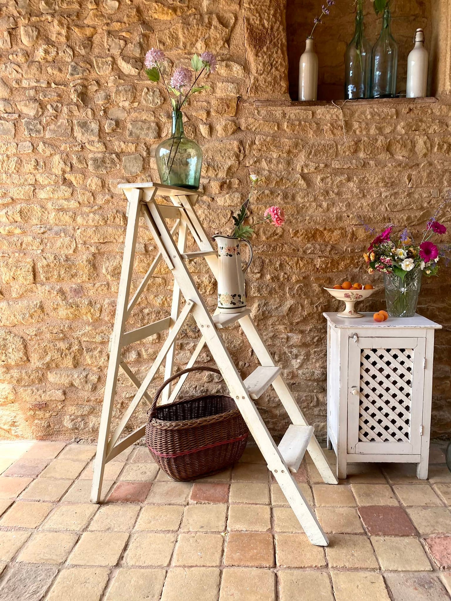 Escabeau décoratif en bois blanc ancien patiné