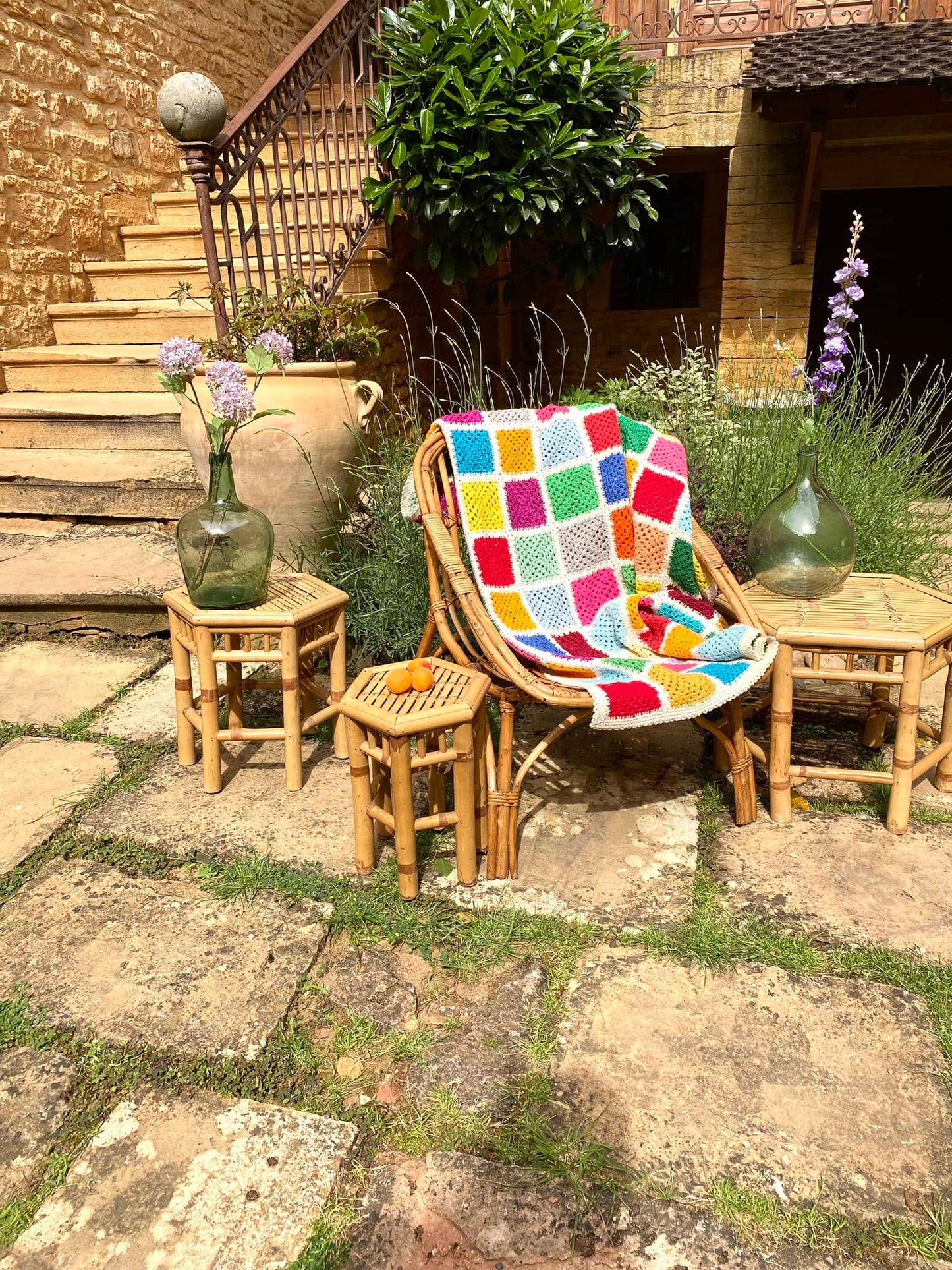 Trio de petites tables sellettes en rotin vintage