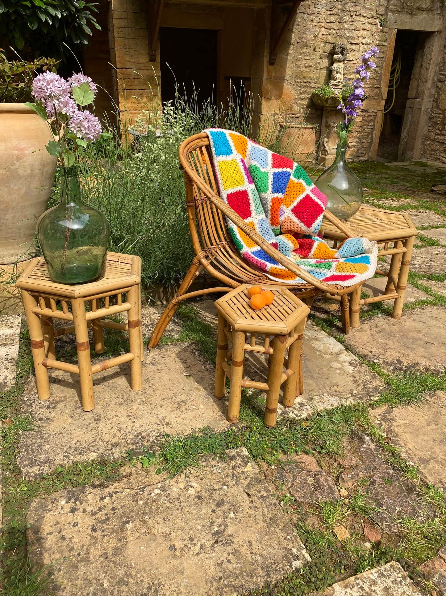 Trio de petites tables sellettes en rotin vintage