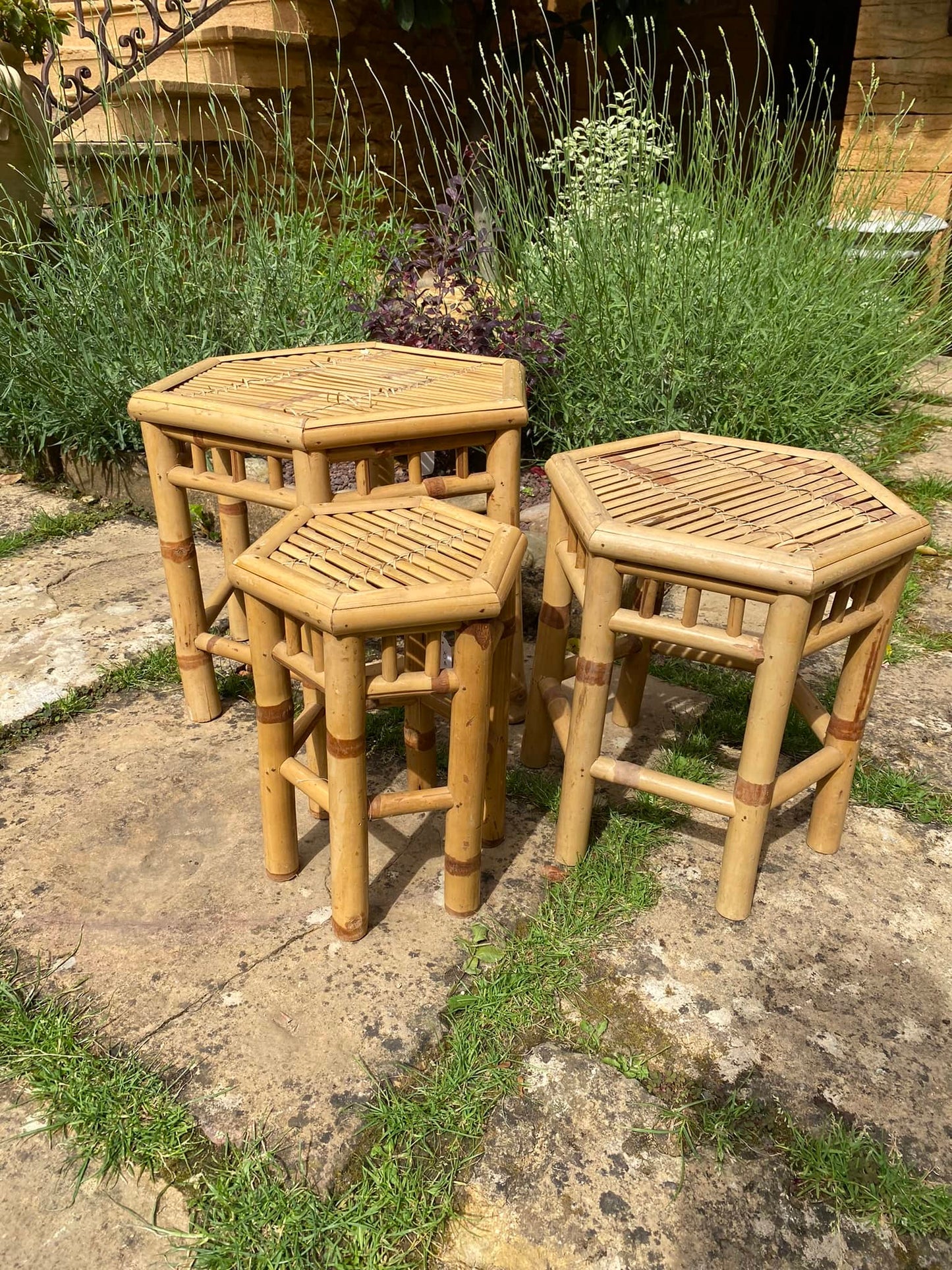 Trio de petites tables sellettes en rotin vintage