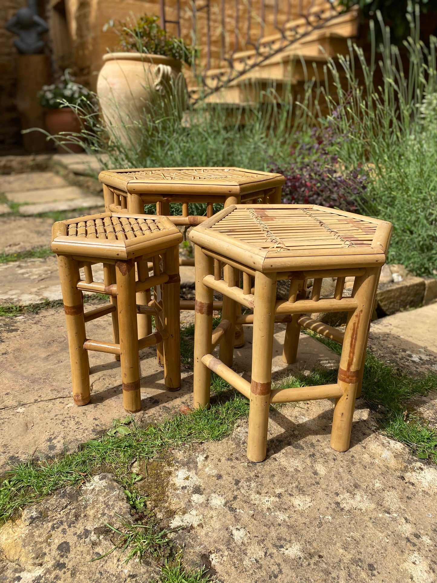 Trio de petites tables sellettes en rotin vintage