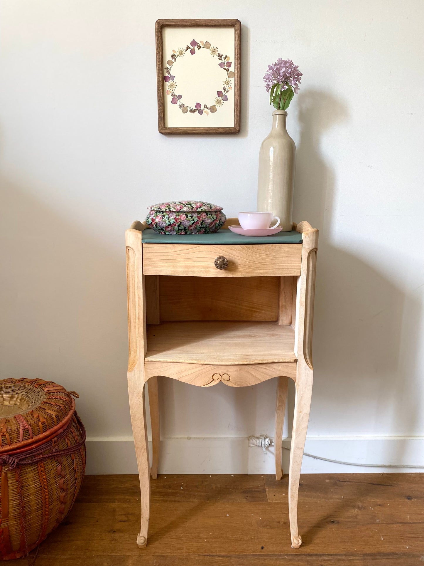 Table de chevet en bois ancien rénové