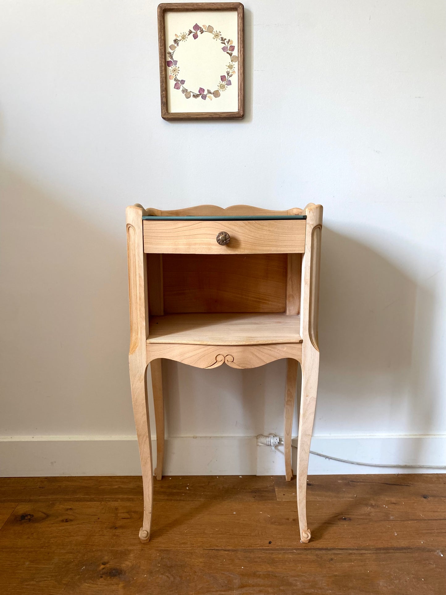 Table de chevet en bois ancien rénové