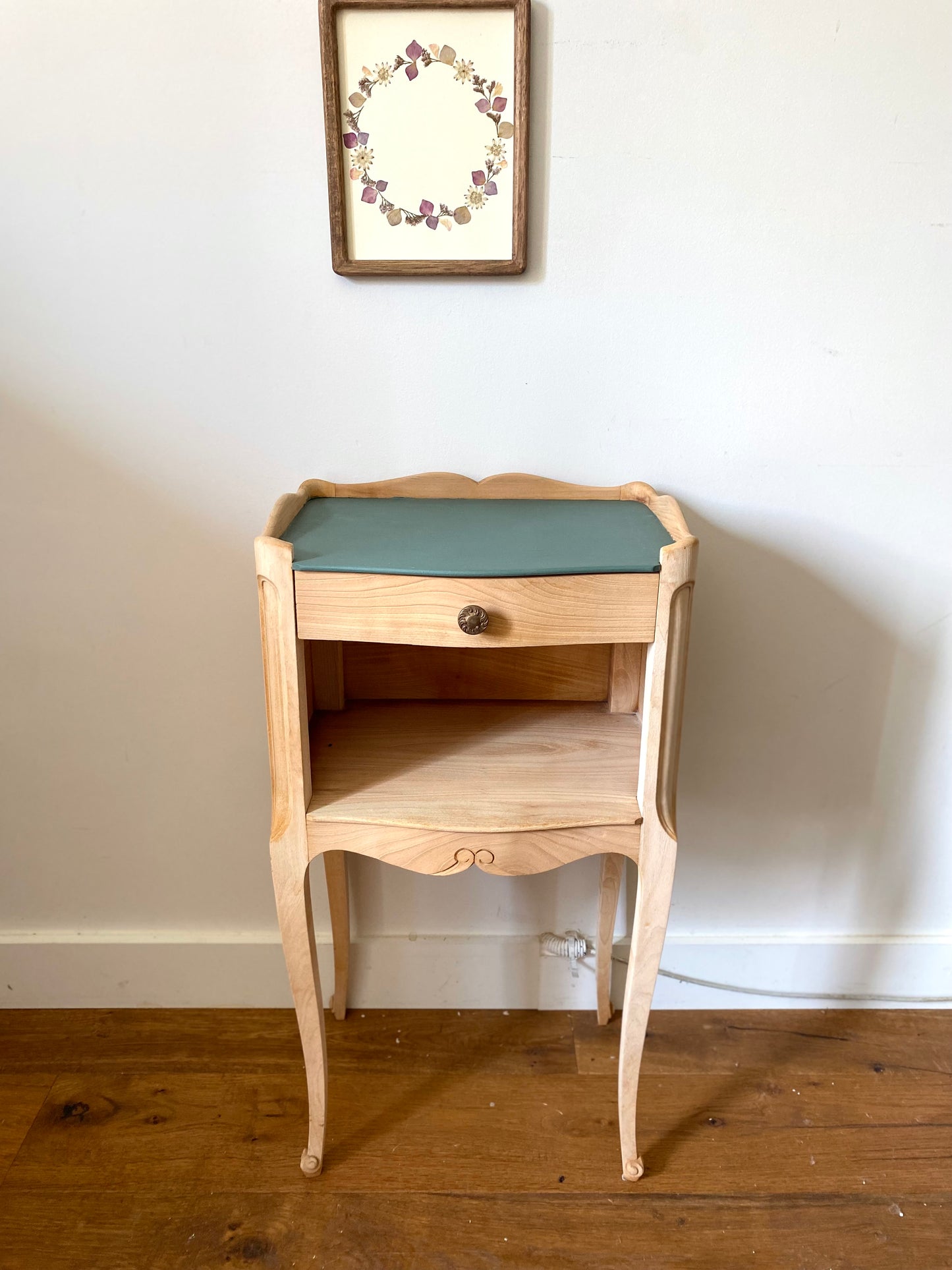 Table de chevet en bois ancien rénové