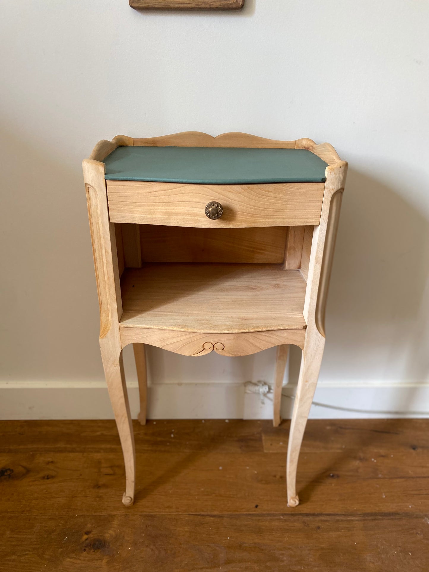 Table de chevet en bois ancien rénové