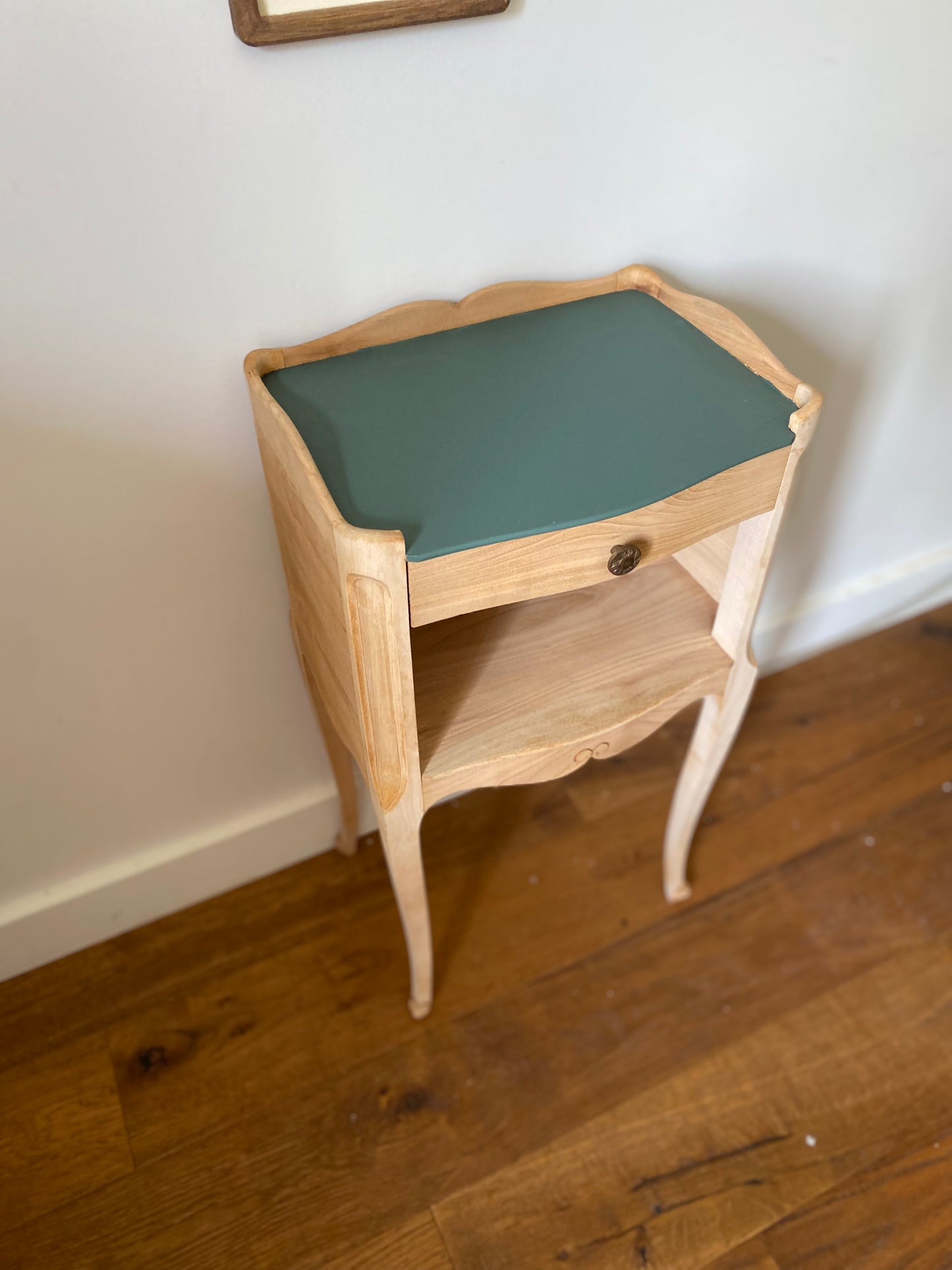 Table de chevet en bois ancien rénové