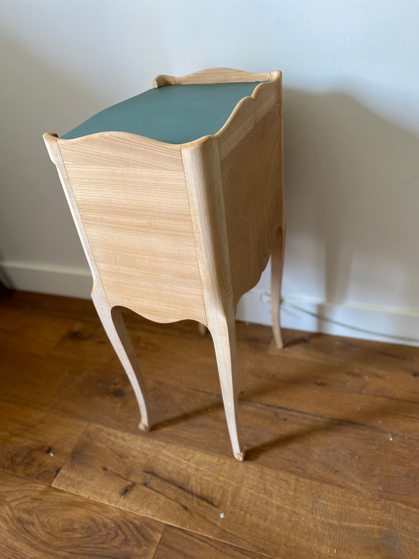 Table de chevet en bois ancien rénové