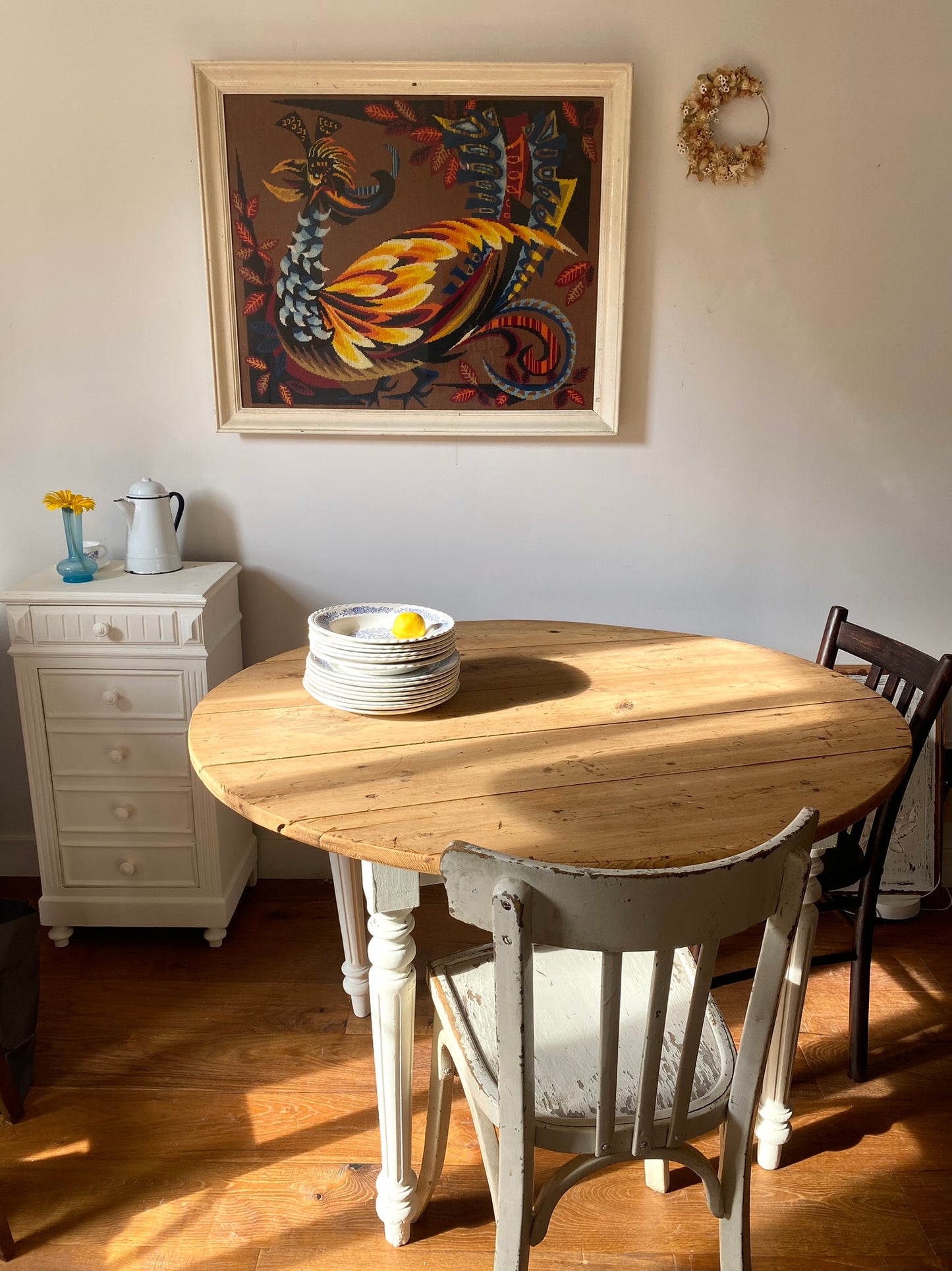 Table ronde en bois ancien à 2 rabats