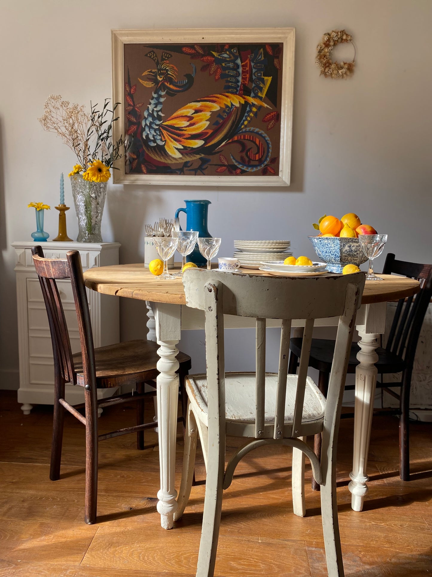 Table ronde en bois ancien à 2 rabats