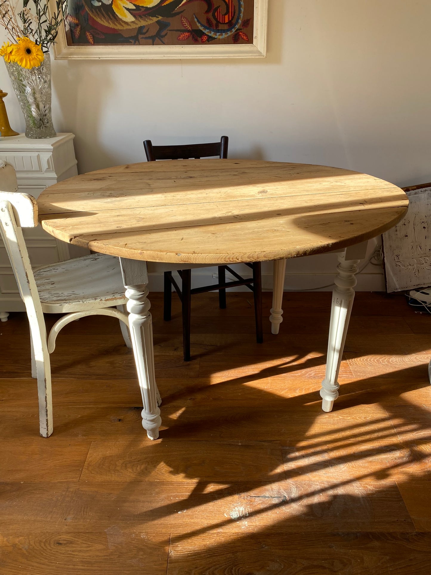 Table ronde en bois ancien à 2 rabats