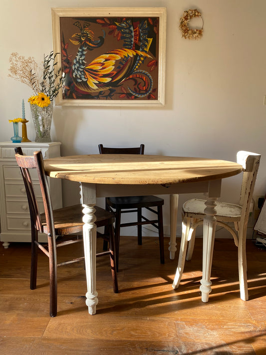 Table ronde en bois ancien à 2 rabats