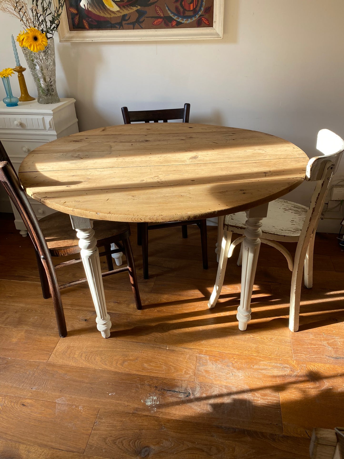 Table ronde en bois ancien à 2 rabats