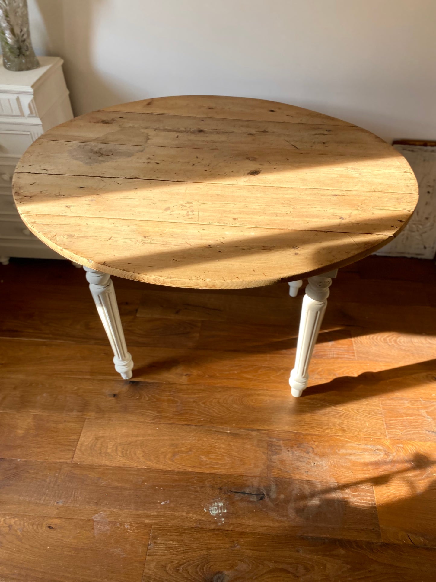 Table ronde en bois ancien à 2 rabats