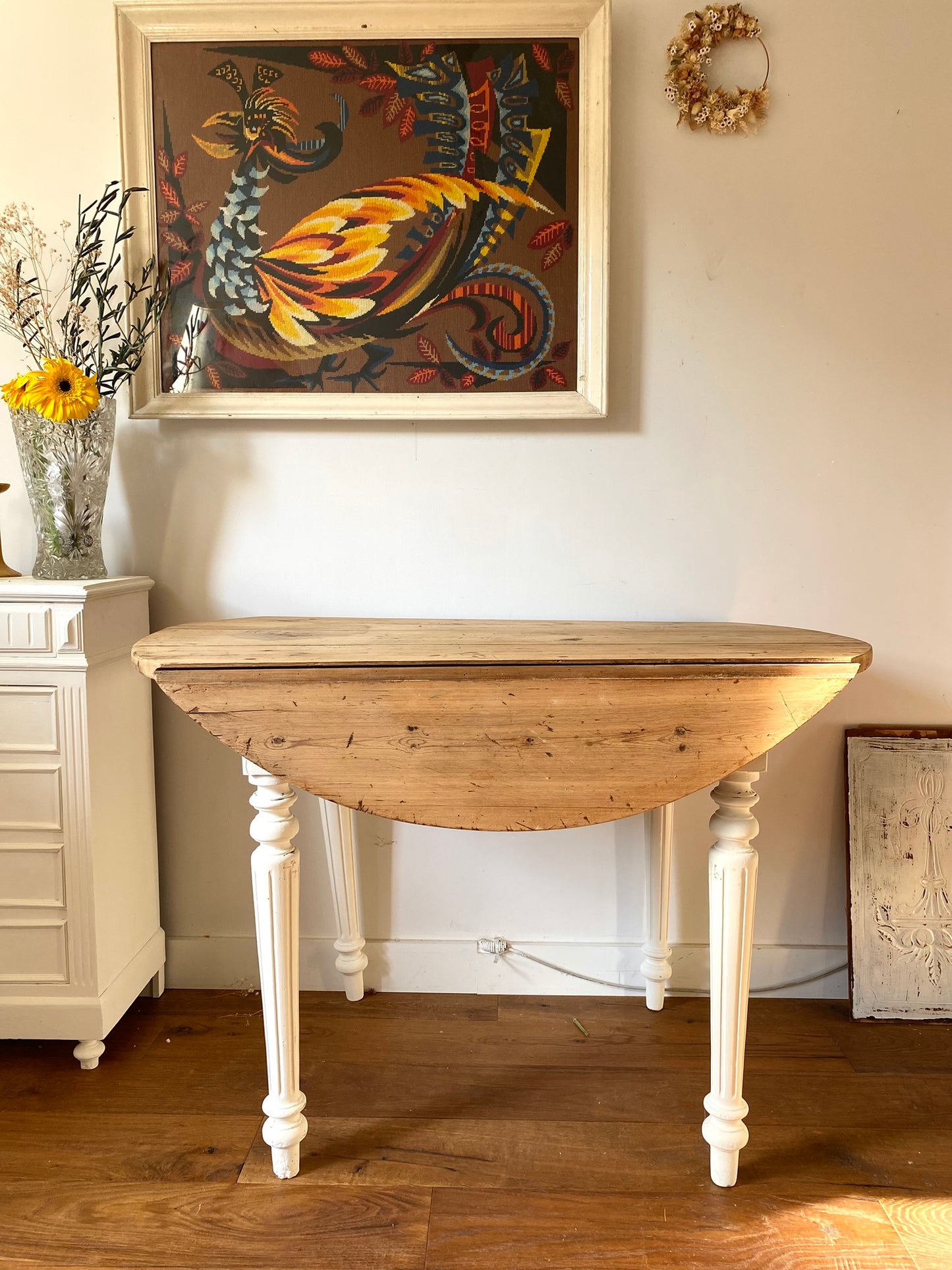 Table ronde en bois ancien à 2 rabats