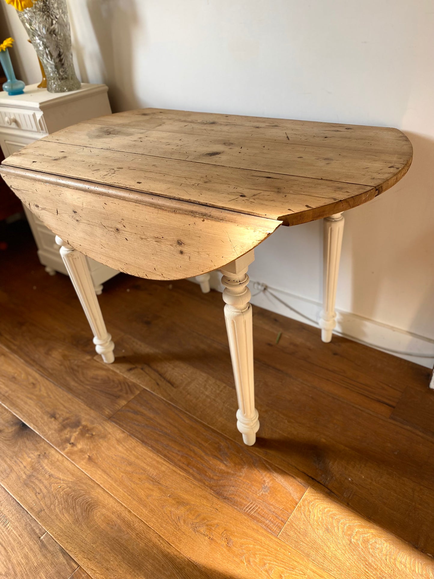 Table ronde en bois ancien à 2 rabats