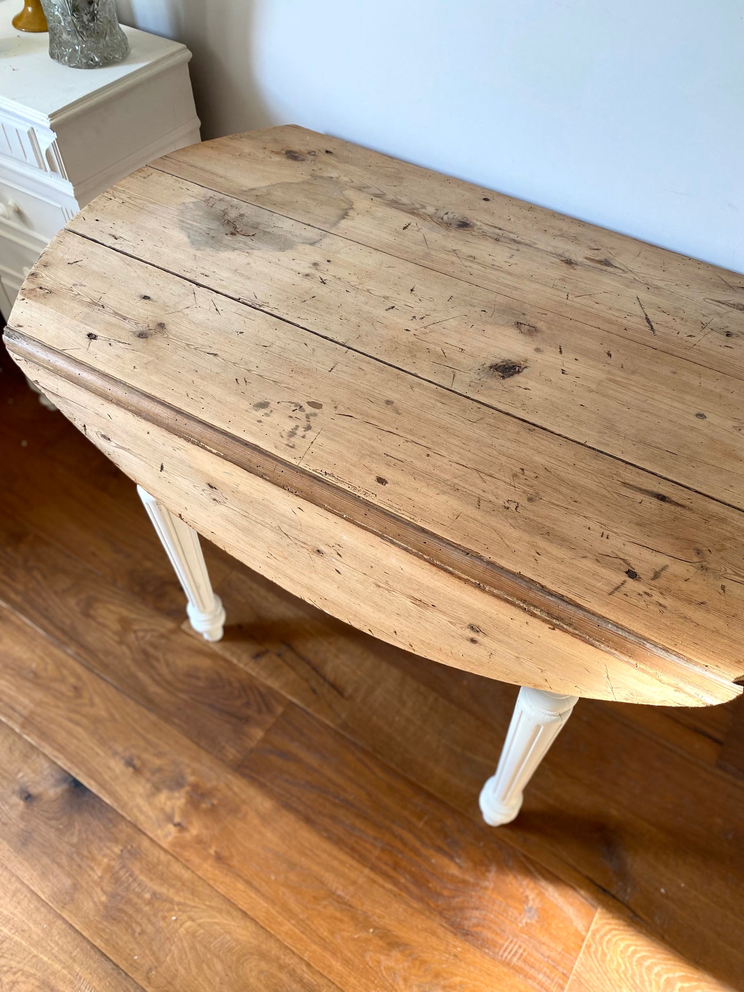 Table ronde en bois ancien à 2 rabats