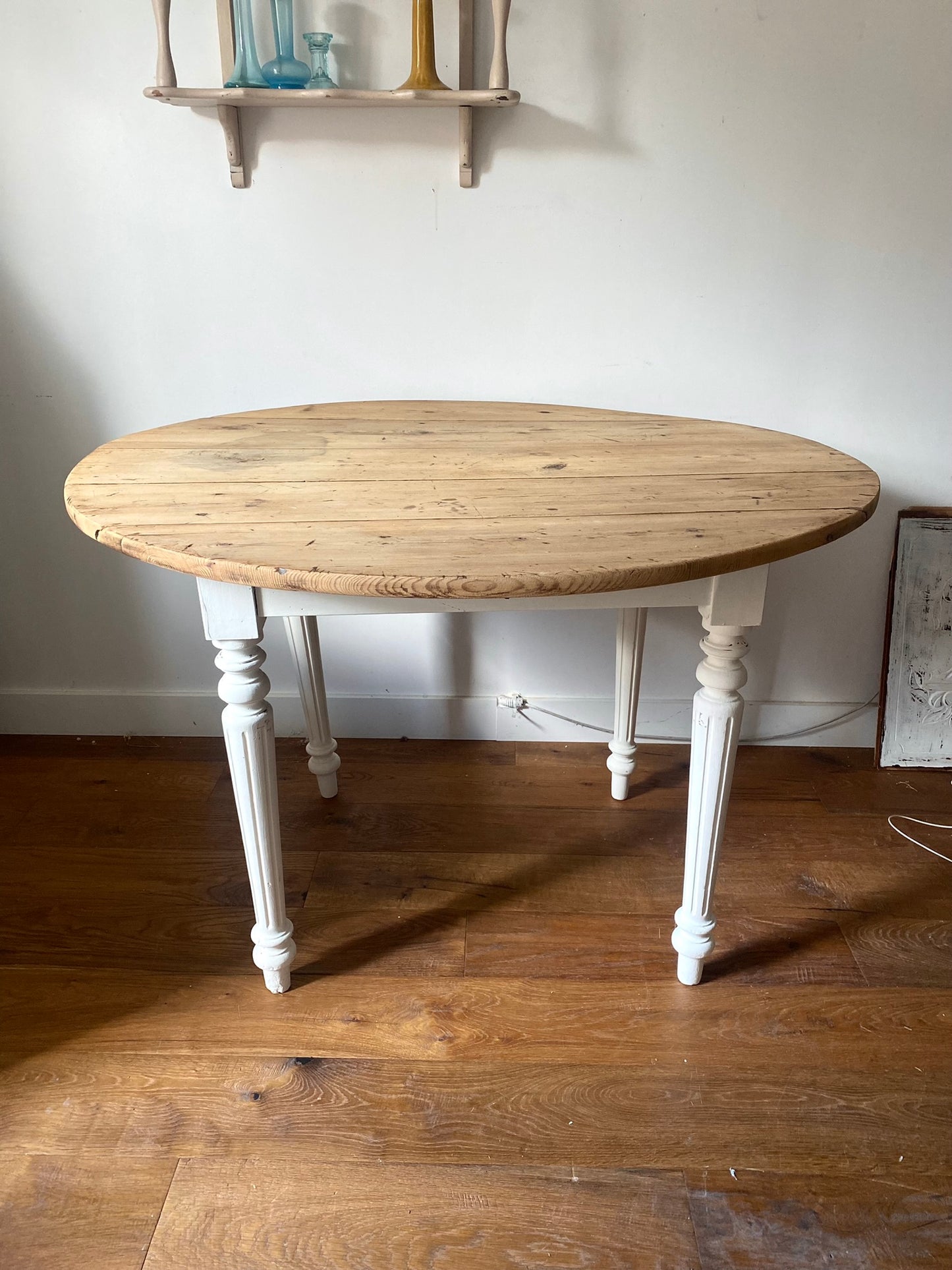 Table ronde en bois ancien à 2 rabats