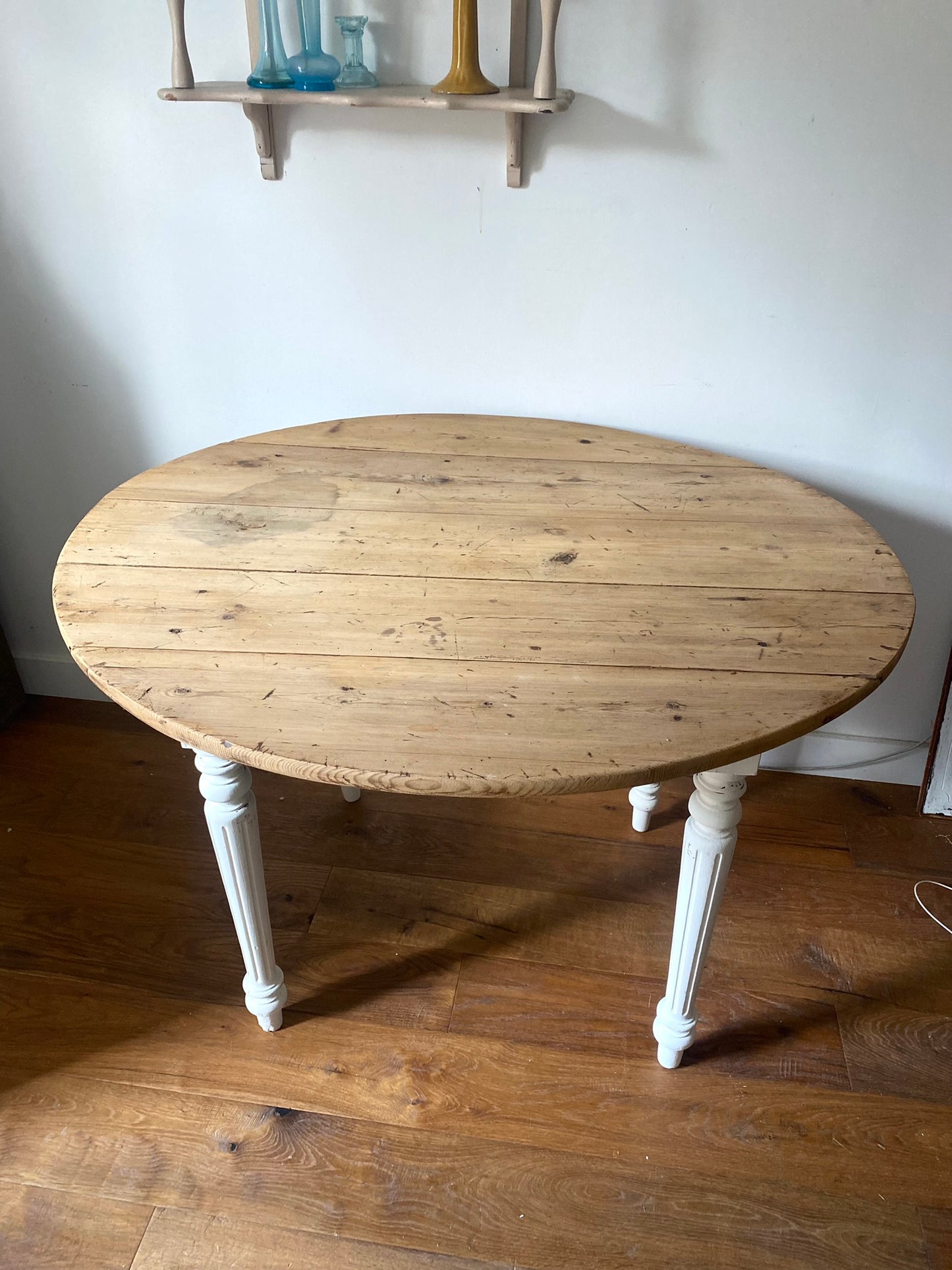 Table ronde en bois ancien à 2 rabats