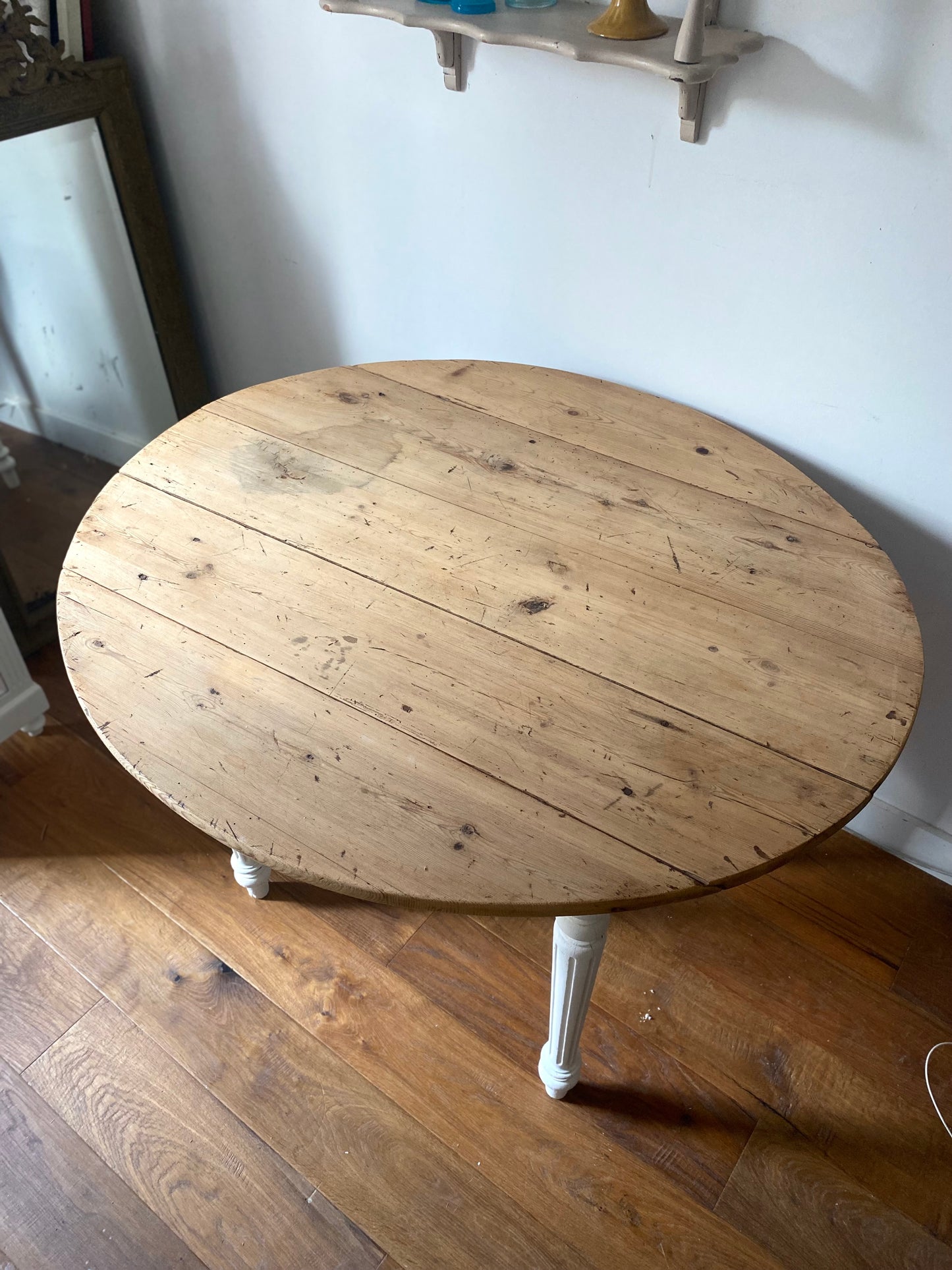 Table ronde en bois ancien à 2 rabats