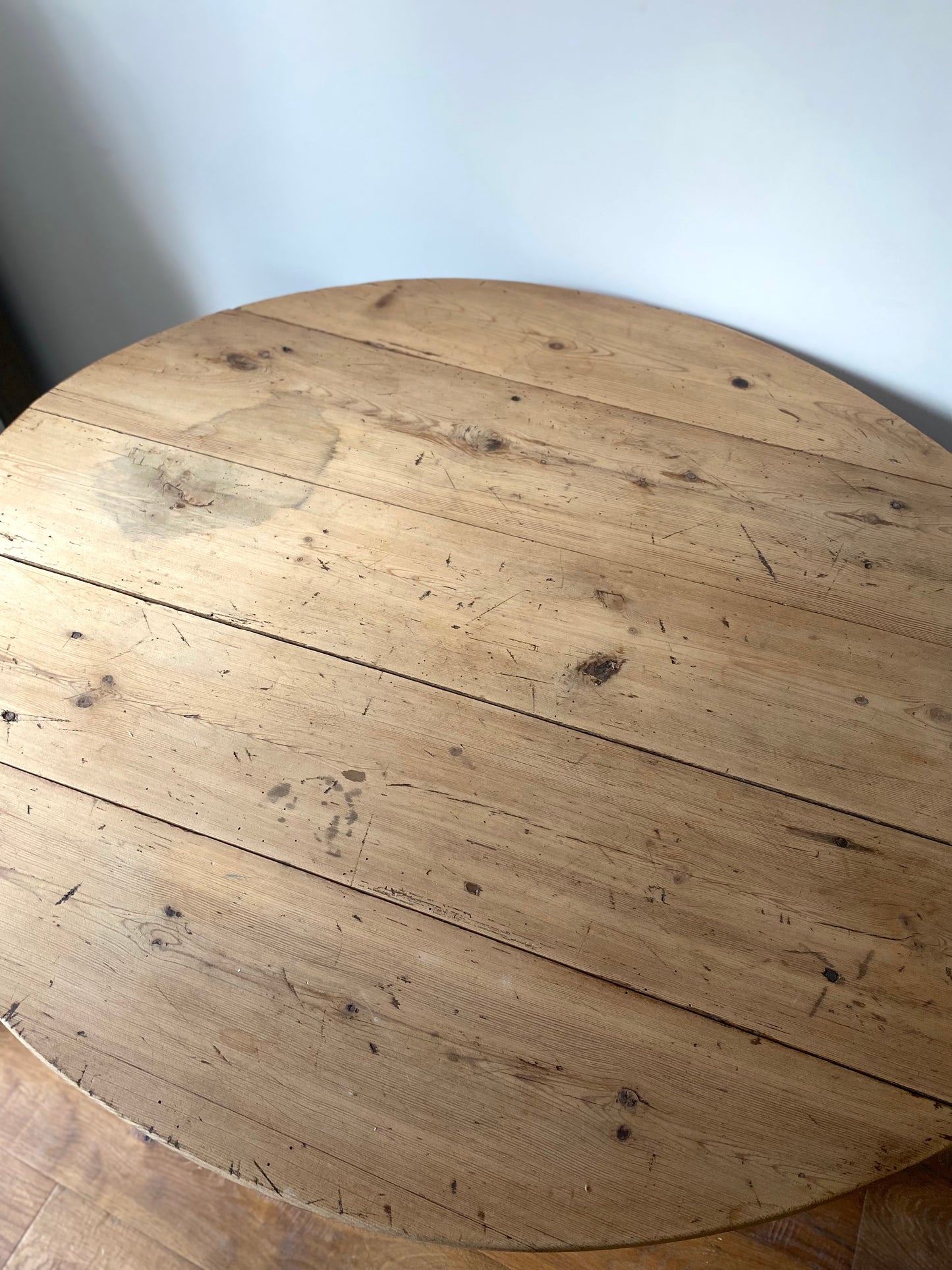 Table ronde en bois ancien à 2 rabats