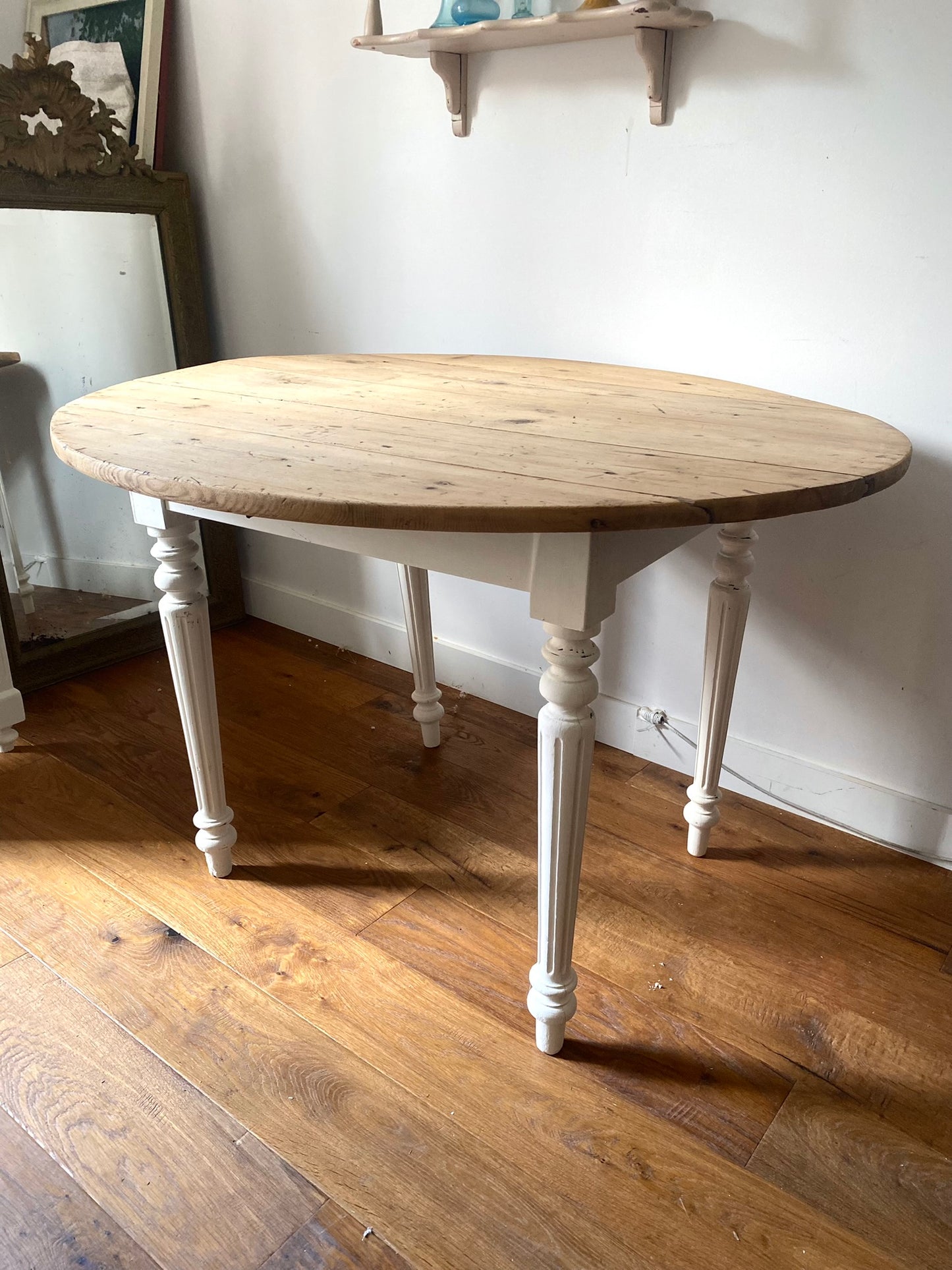 Table ronde en bois ancien à 2 rabats