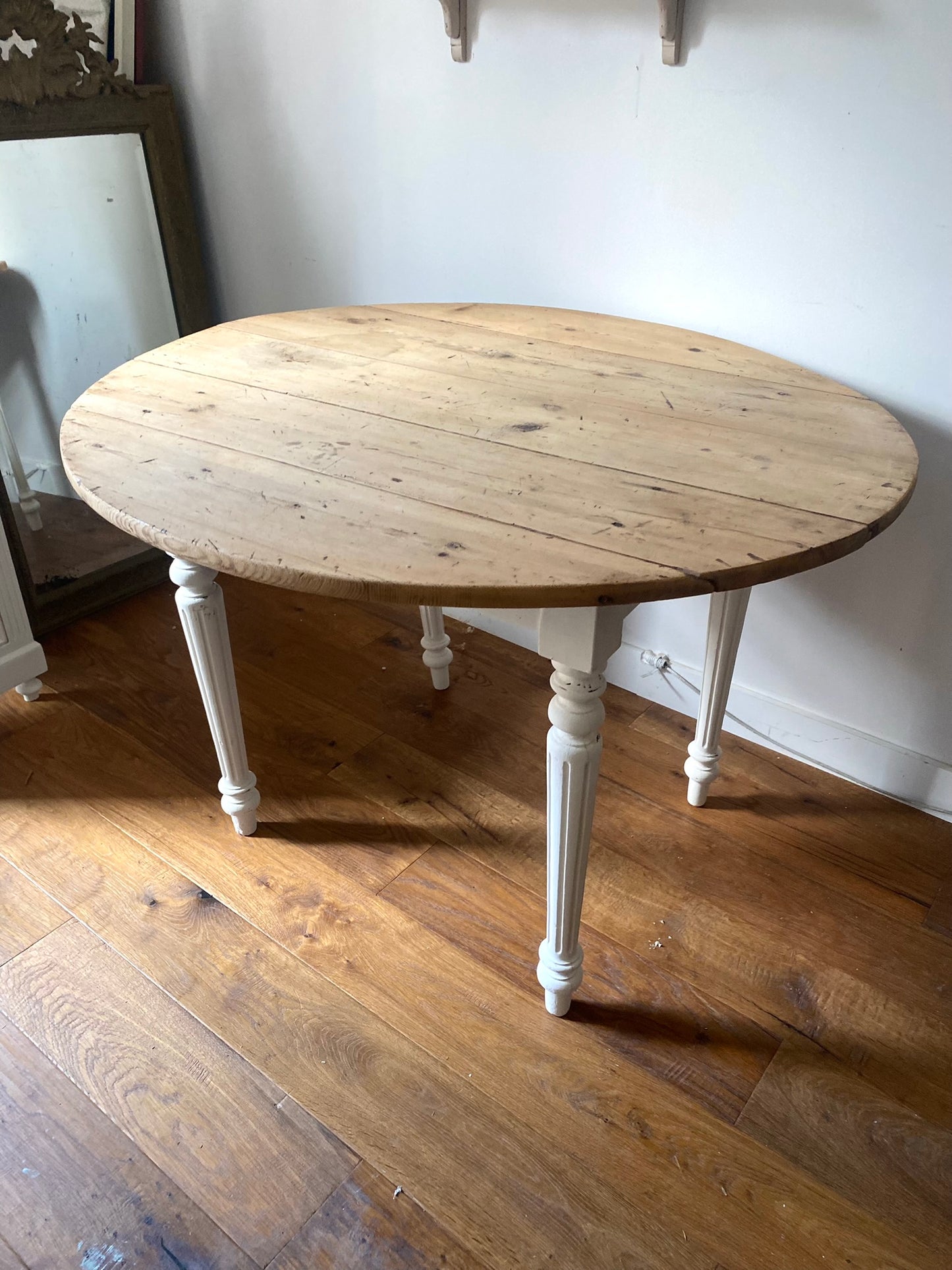 Table ronde en bois ancien à 2 rabats