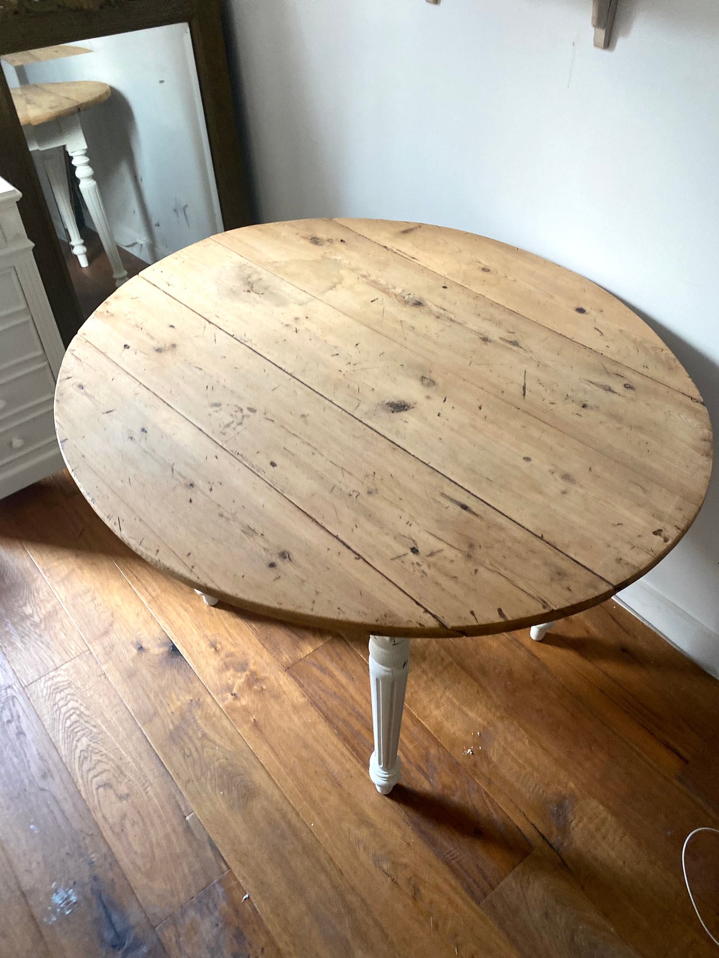 Table ronde en bois ancien à 2 rabats