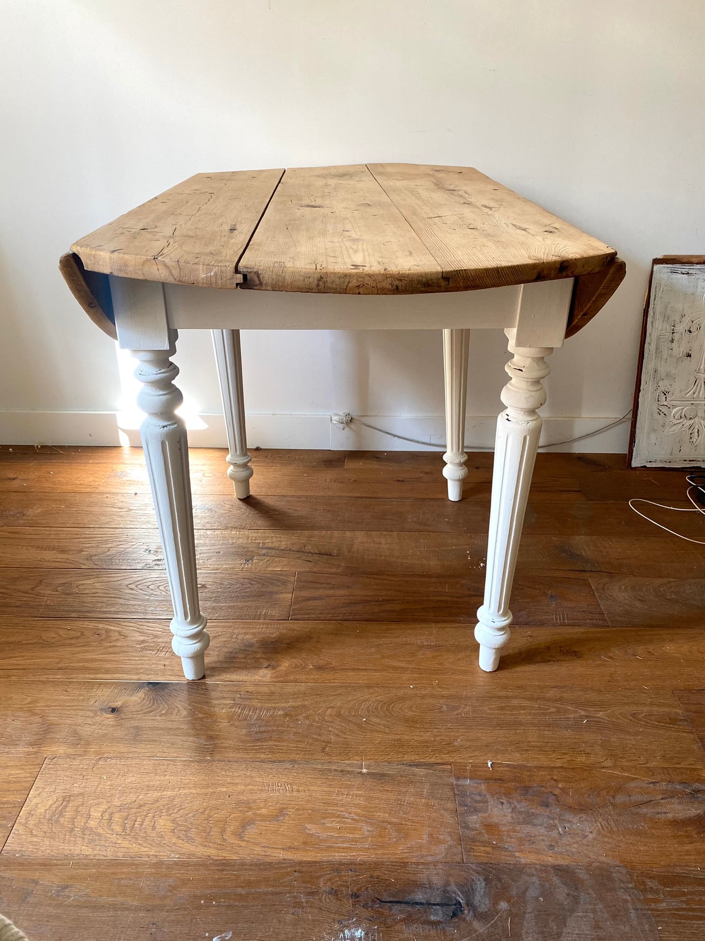 Table ronde en bois ancien à 2 rabats