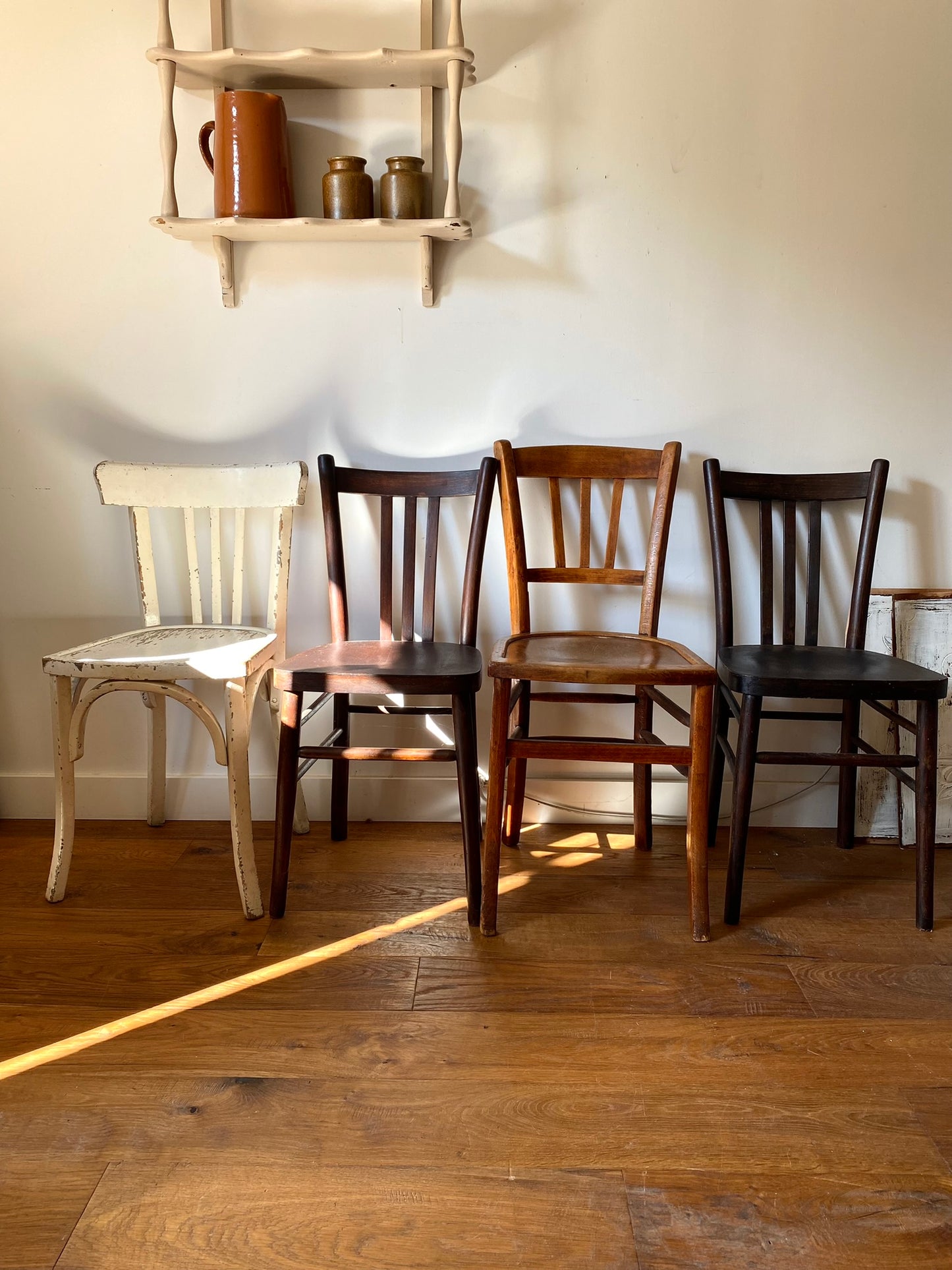 Chaises de bistrot anciennes dépareillées