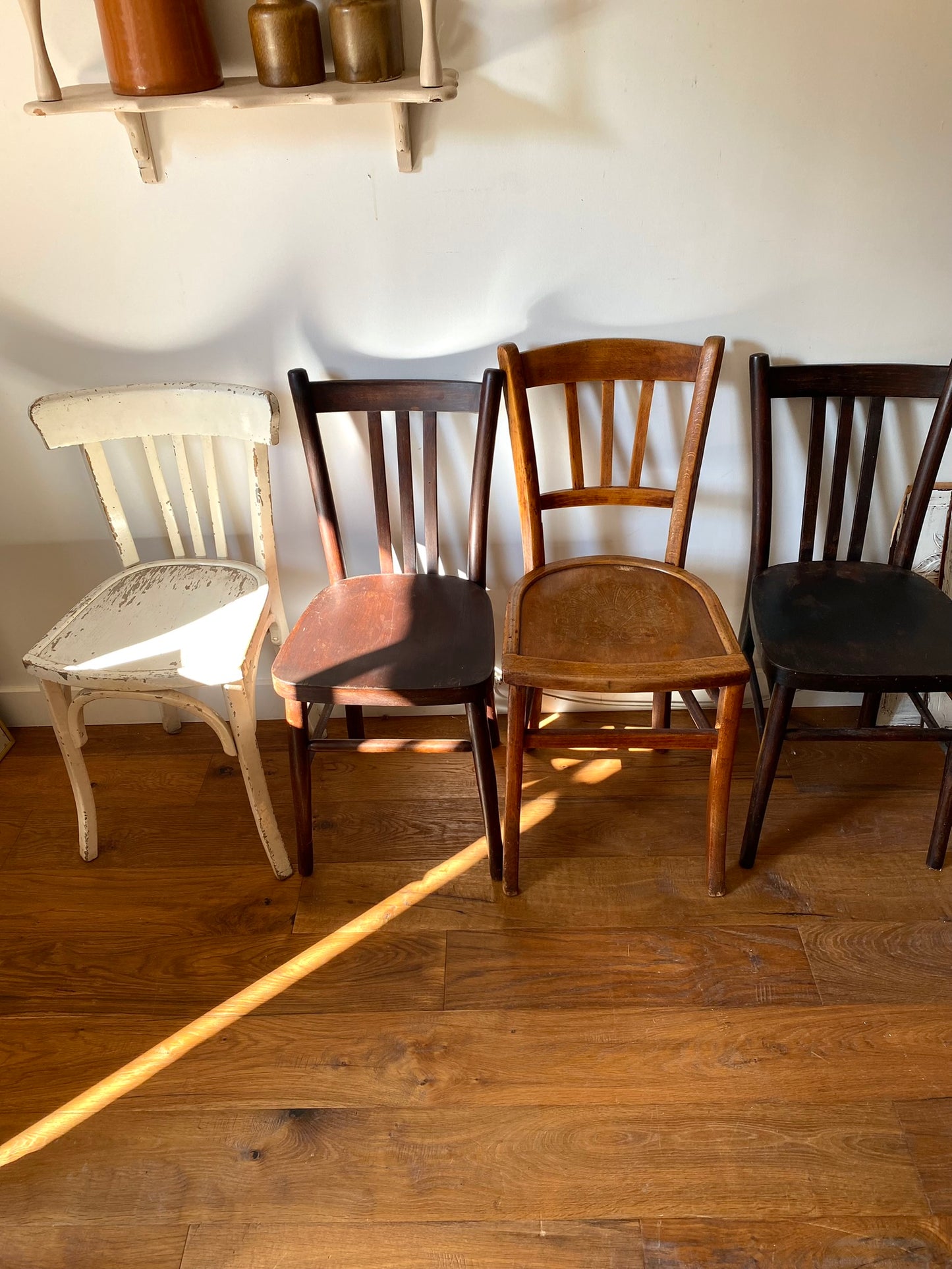 Chaises de bistrot anciennes dépareillées