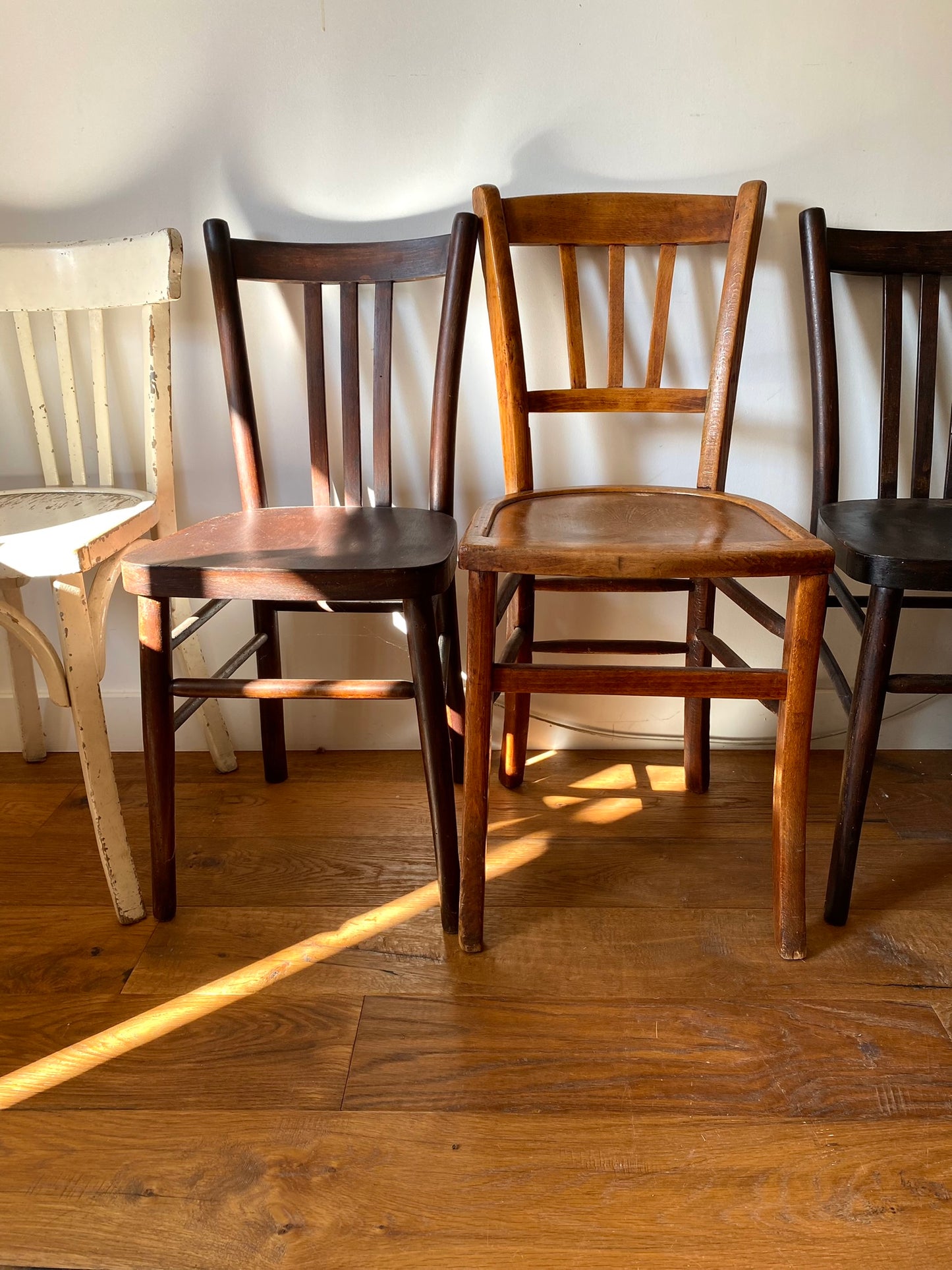 Chaises de bistrot anciennes dépareillées