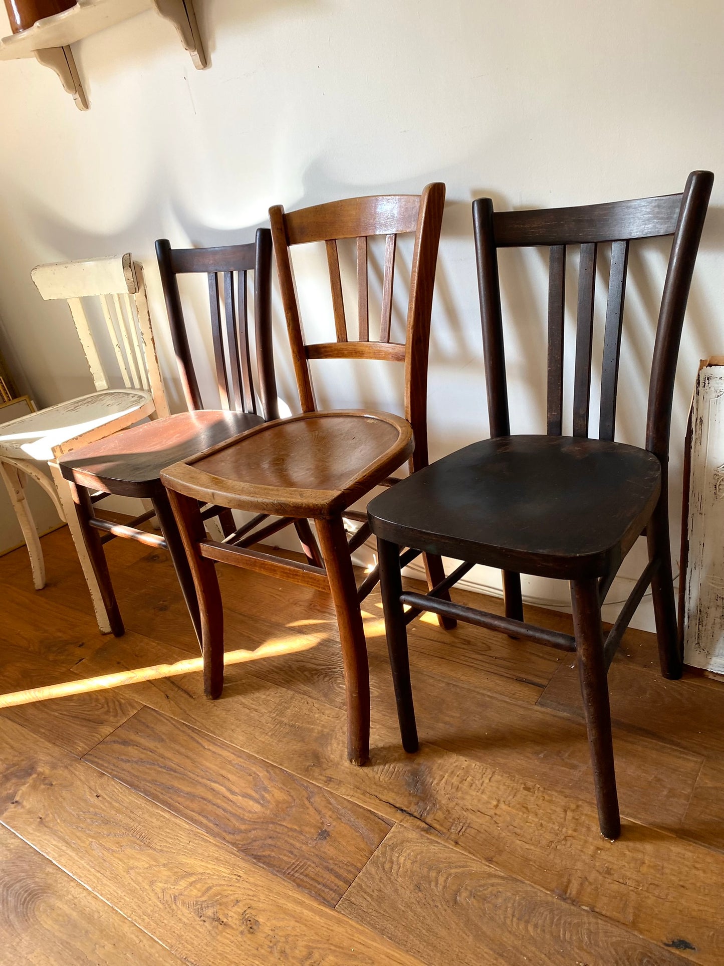 Chaises de bistrot anciennes dépareillées