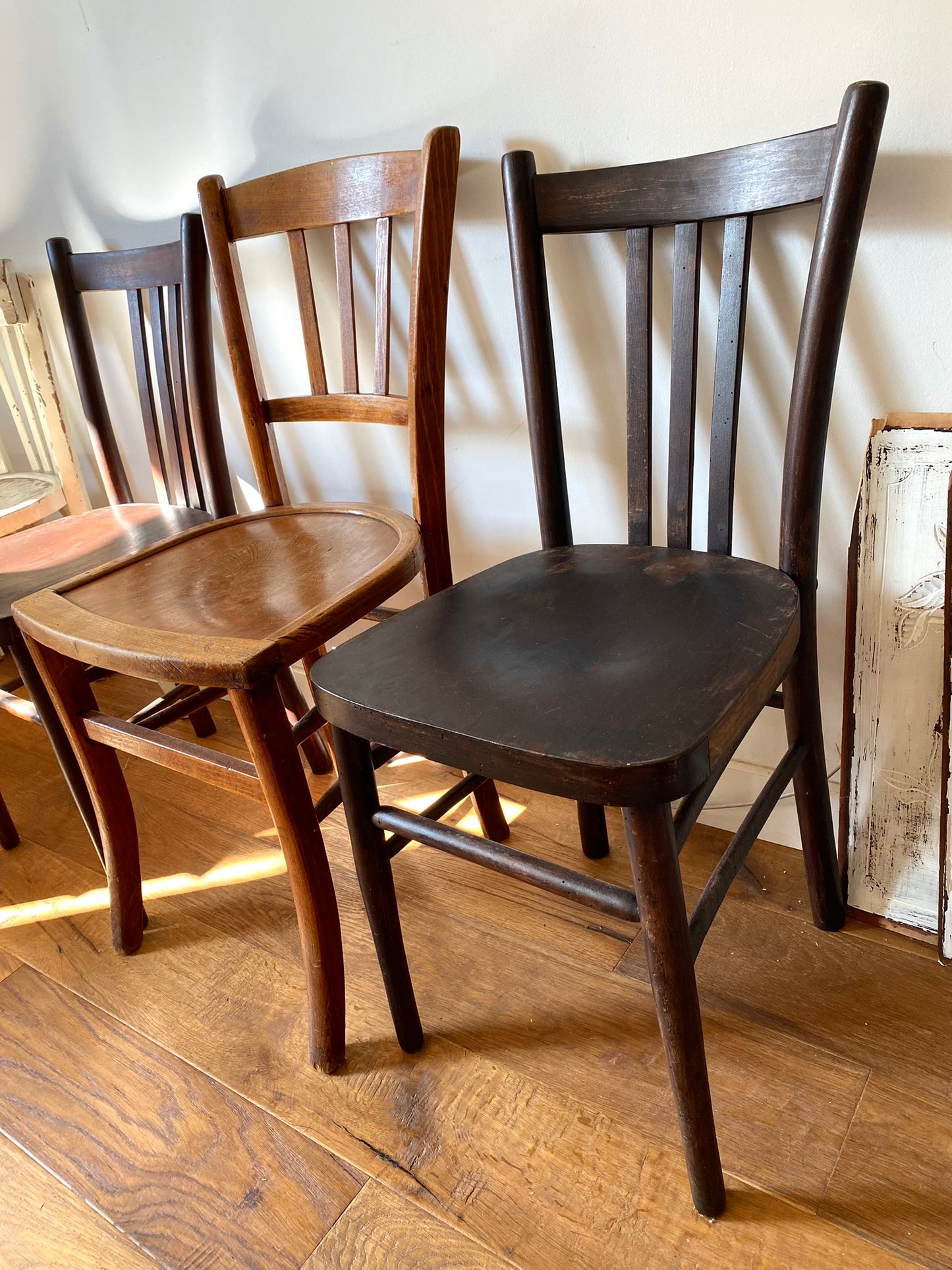 Chaises de bistrot anciennes dépareillées