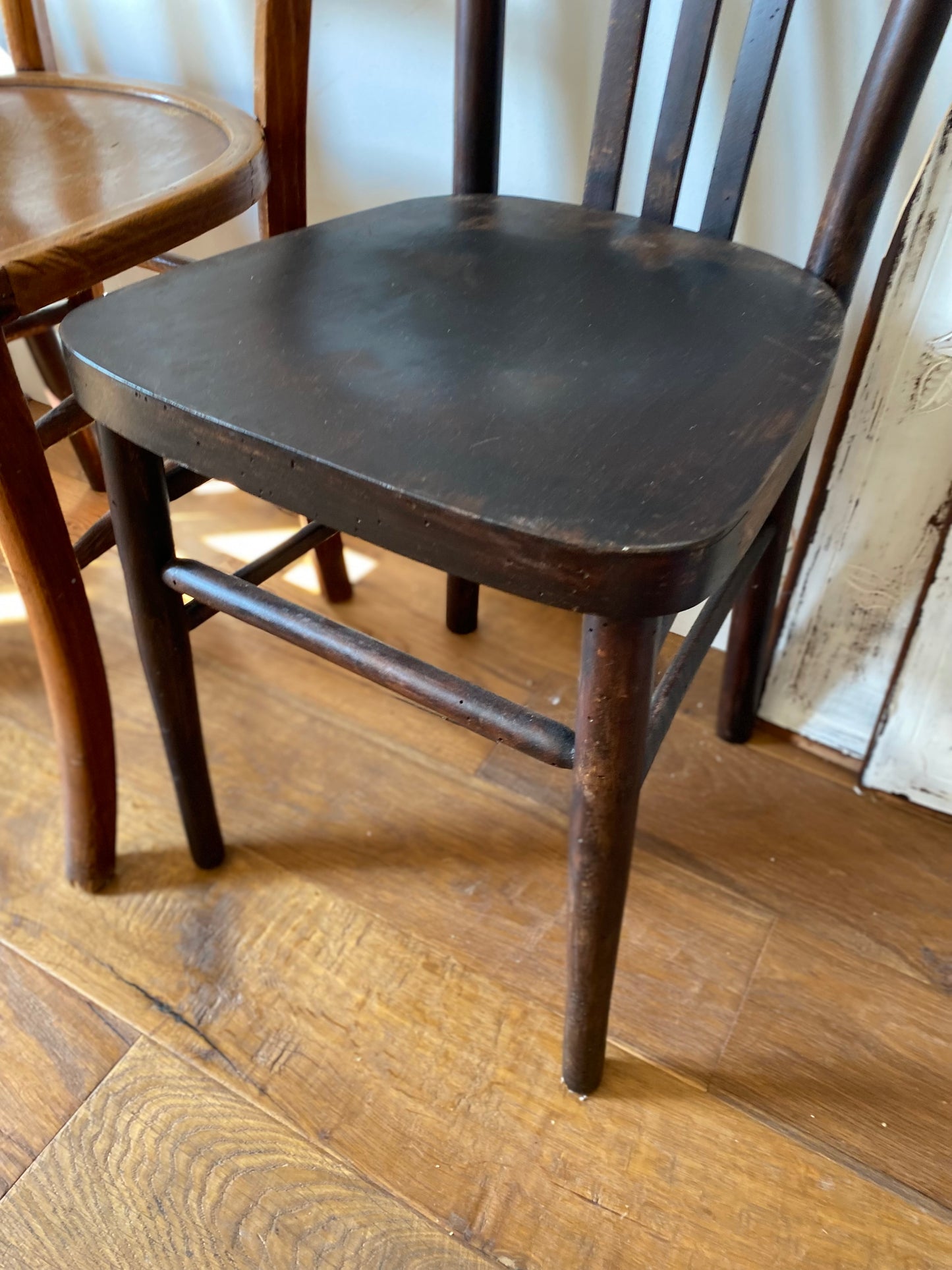 Chaises de bistrot anciennes dépareillées