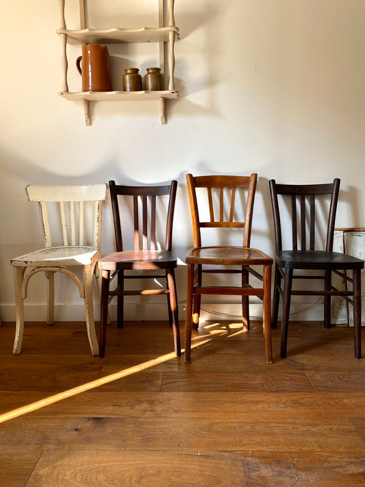 Chaises de bistrot anciennes dépareillées